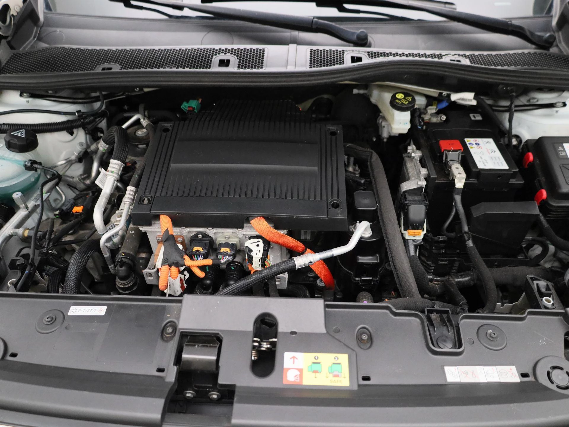 Peugeot-e-208-image-32