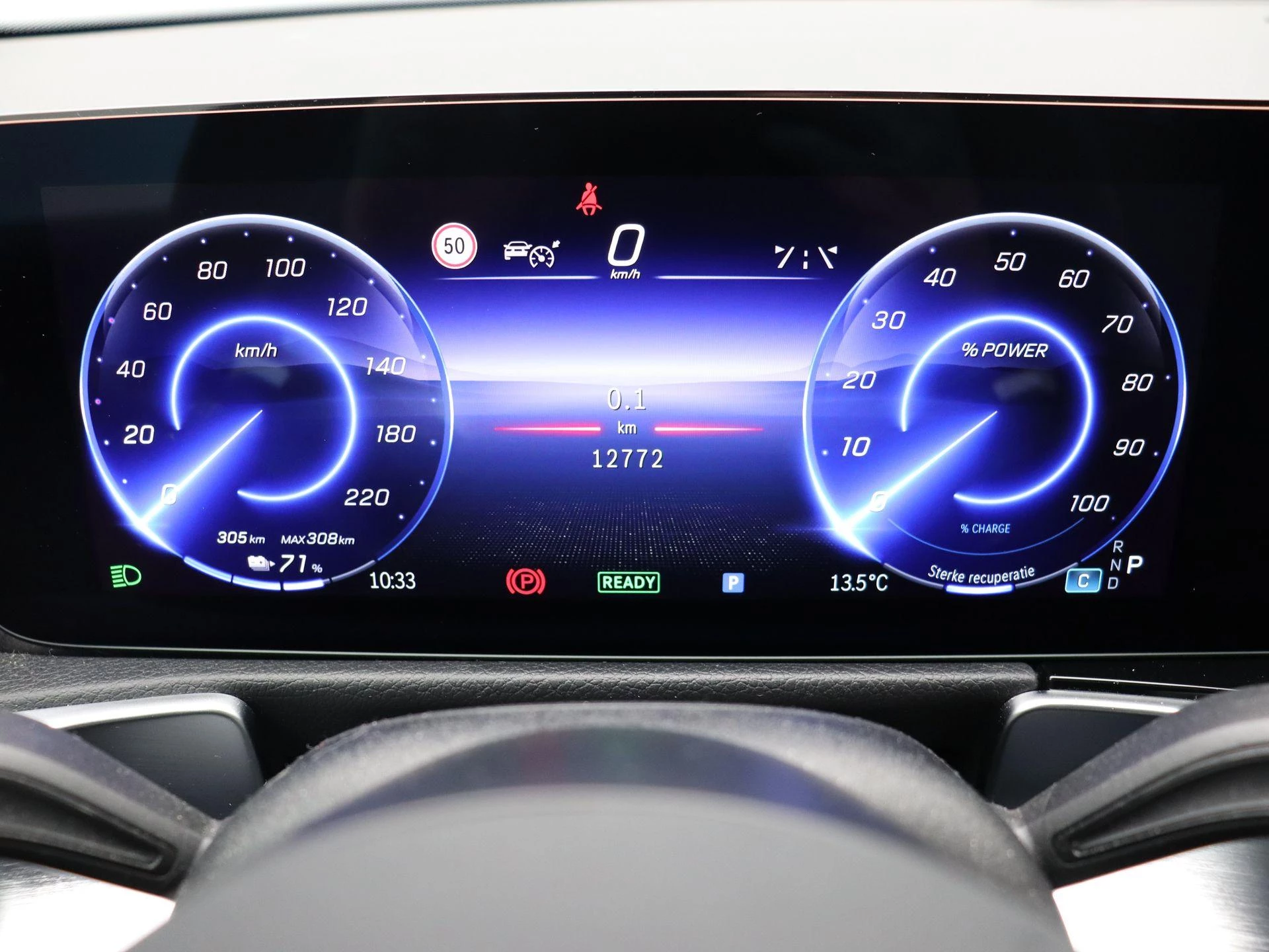 Mercedes-Benz-EQB-image-8