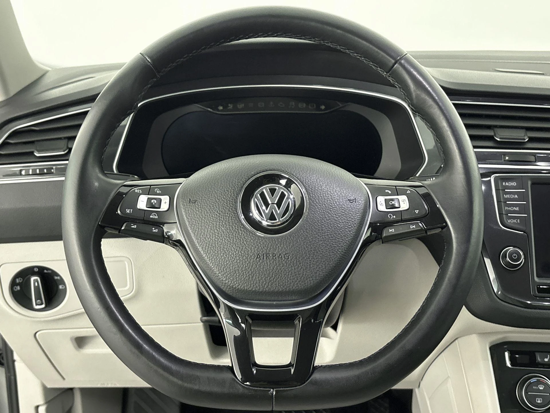 Volkswagen-Tiguan-image-25