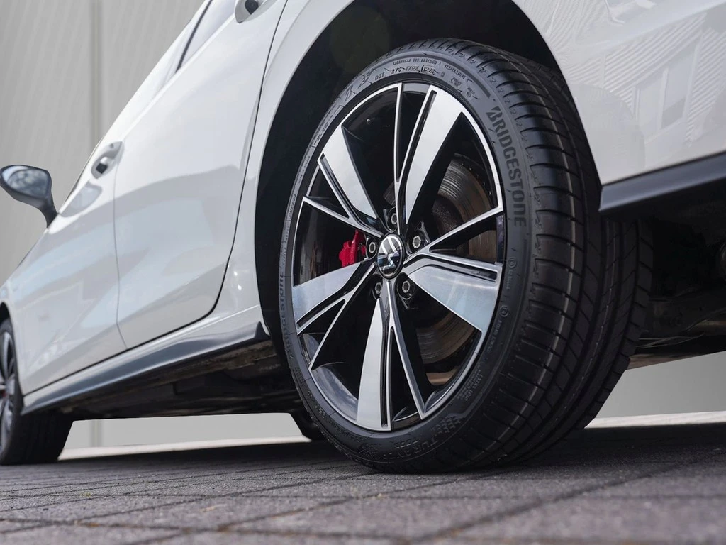 Volkswagen-Golf-image-5
