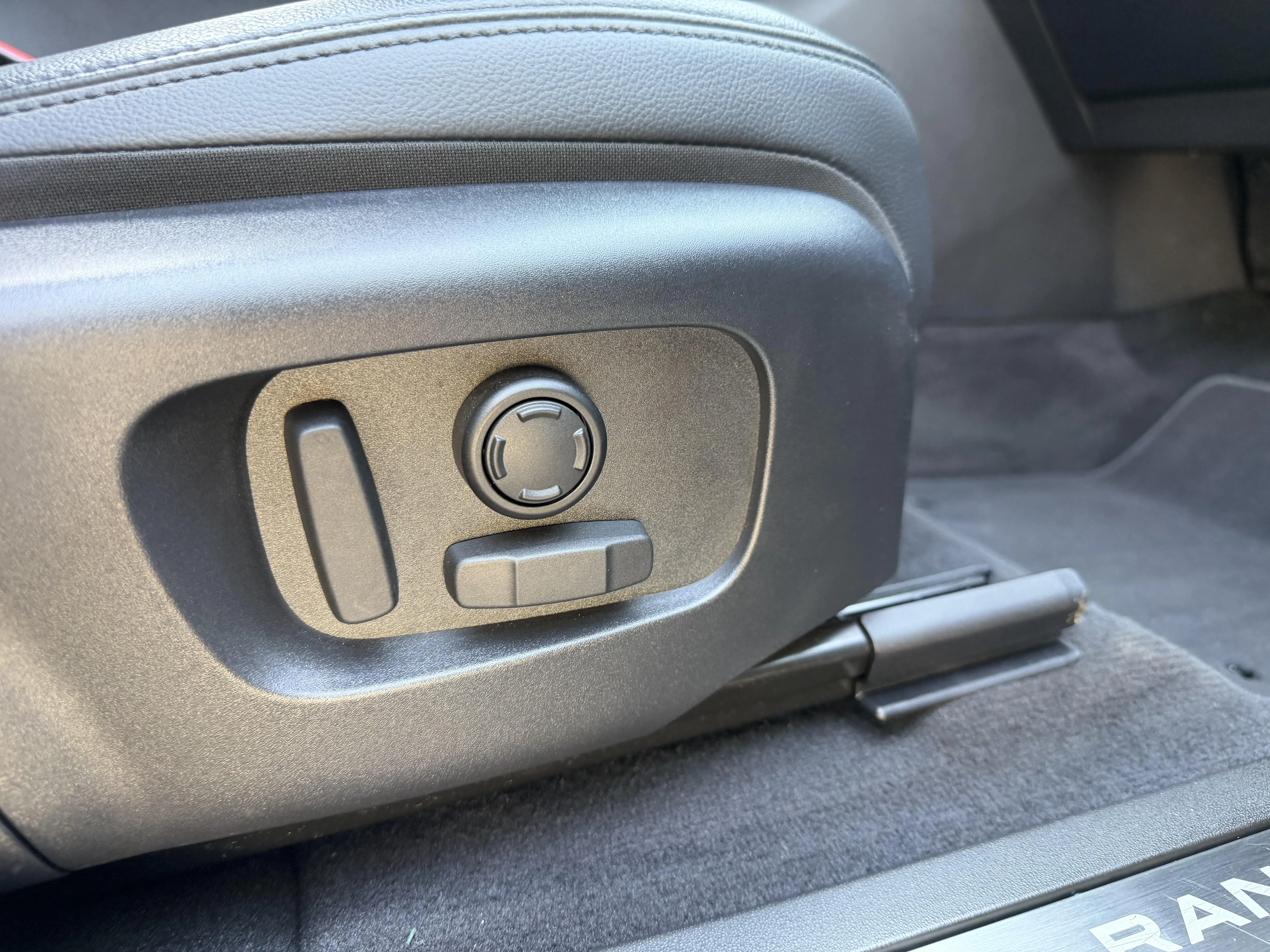 Land Rover-Range Rover Evoque-image-23