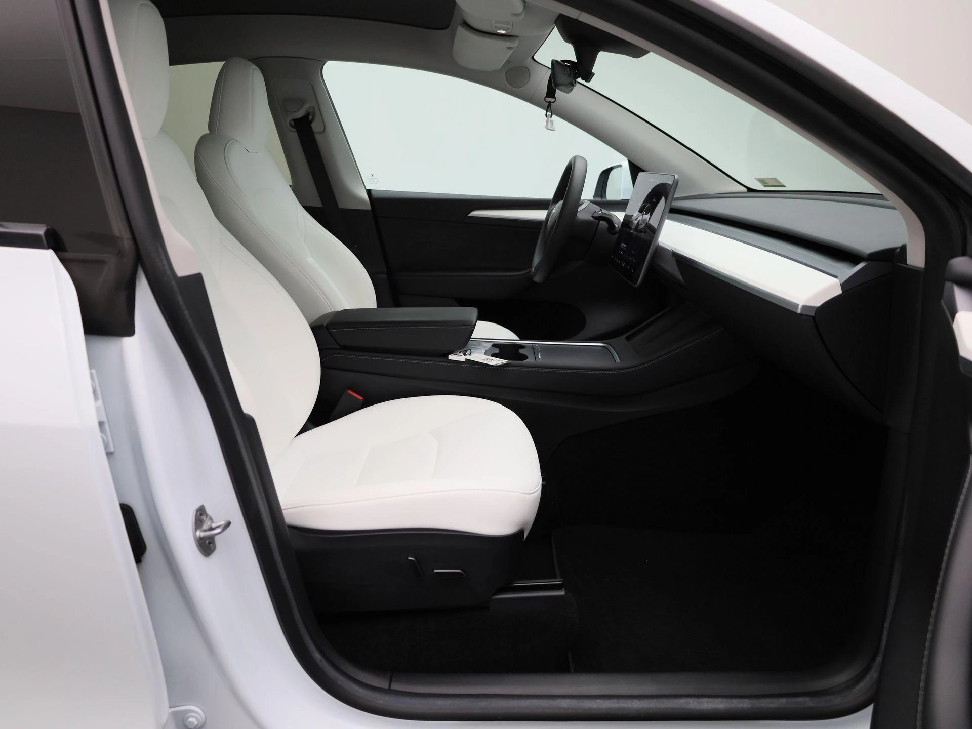 Tesla-Model Y-image-33