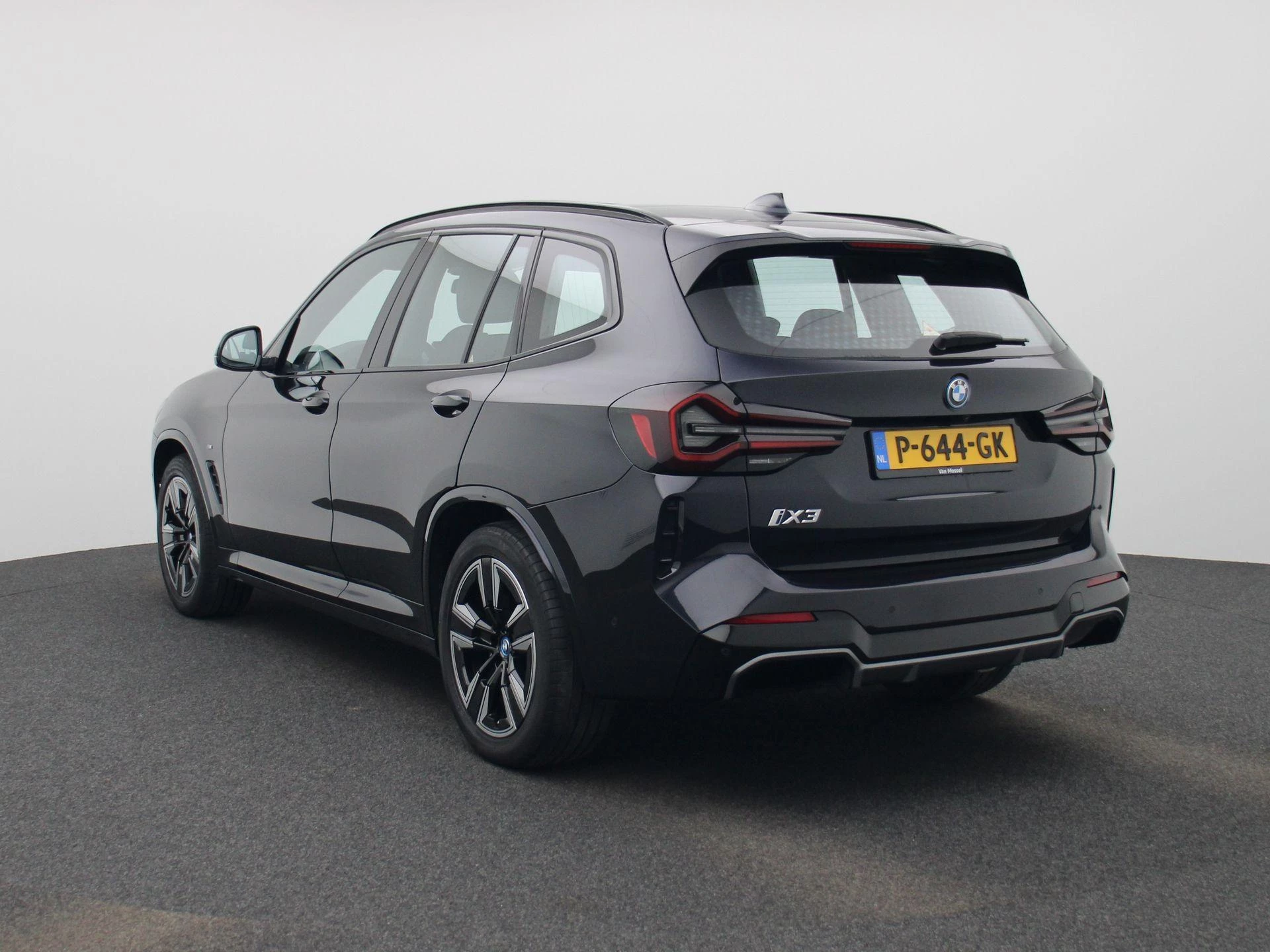 BMW-iX3-image-1