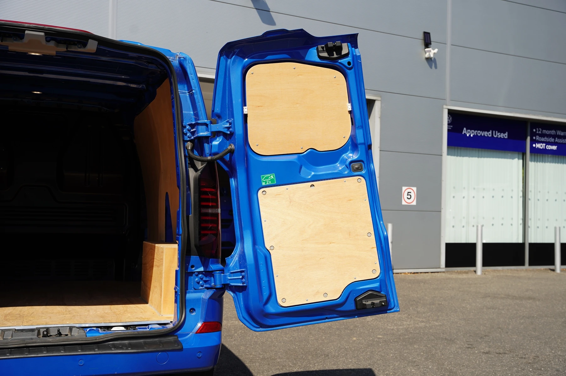Volkswagen-Transporter-image-31