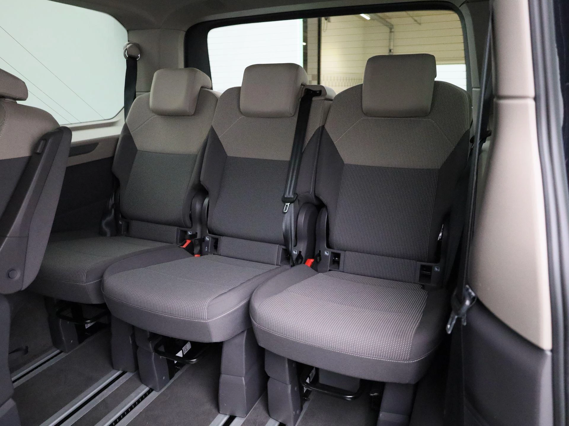 Volkswagen-Multivan-image-12