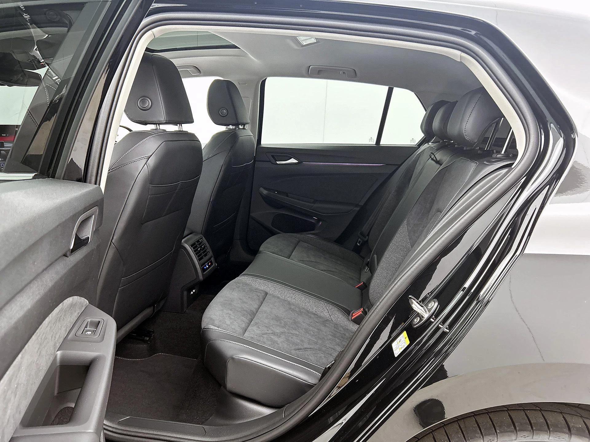 Volkswagen-Golf-image-26