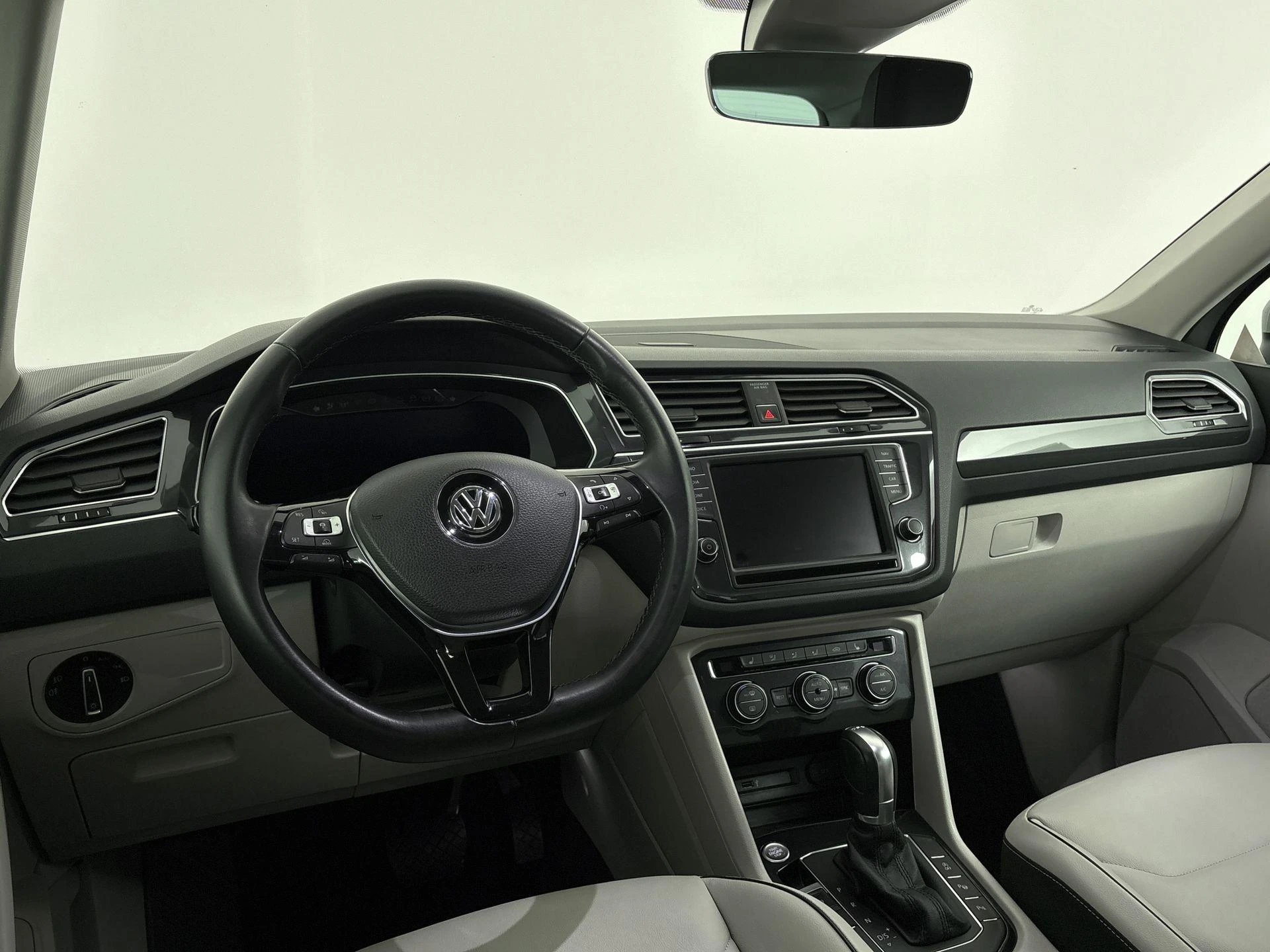 Volkswagen-Tiguan-image-18