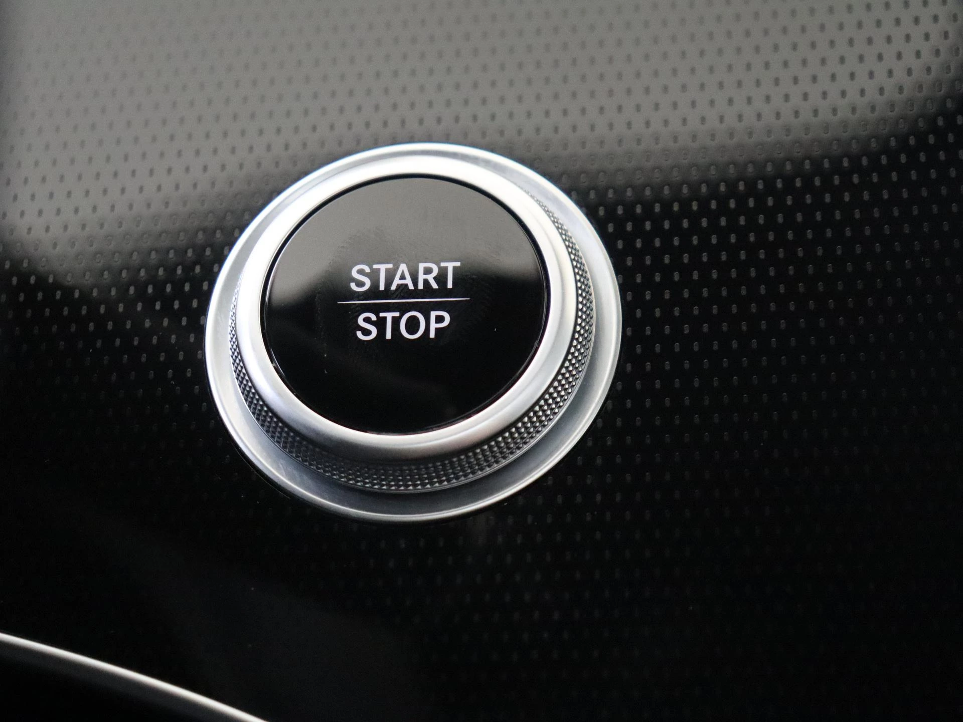 Mercedes-Benz-EQE-image-25