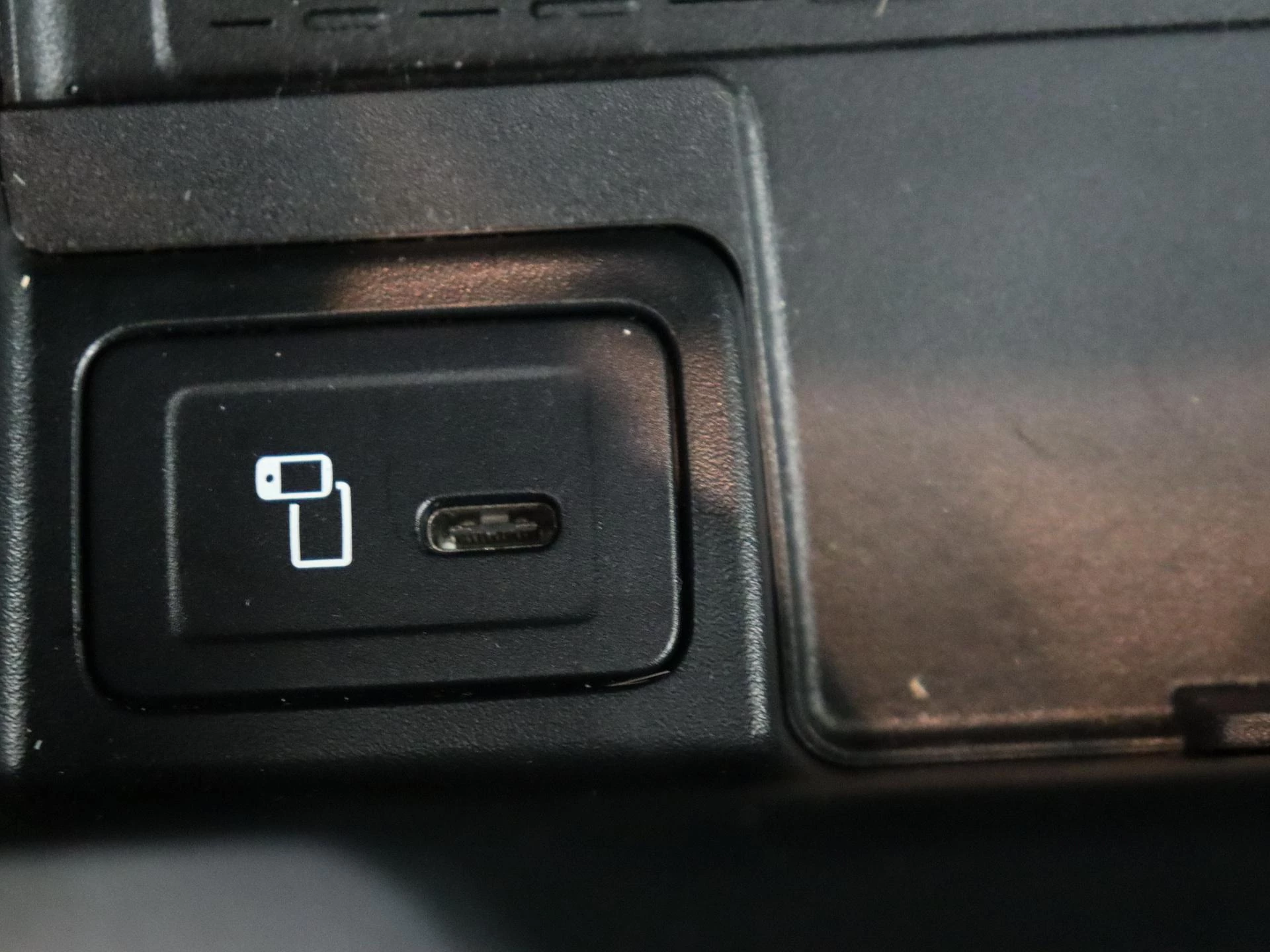 Mercedes-Benz-EQB-image-20