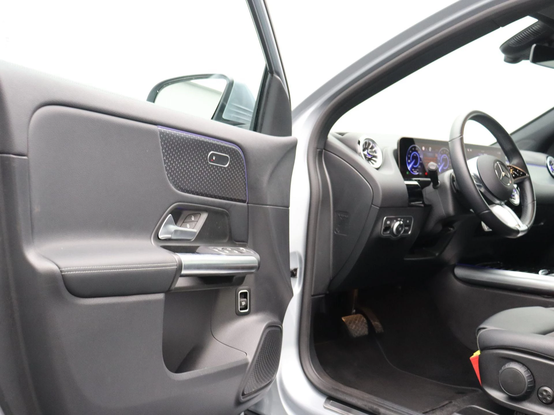 Mercedes-Benz EQA 250+ Business Line + CARPLAY + LED + CAMERA +