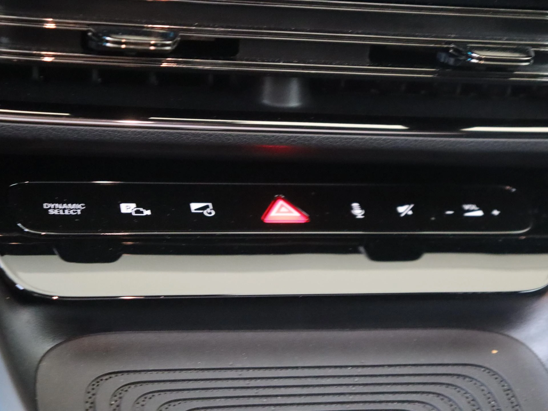 Mercedes-Benz-CLA-image-18