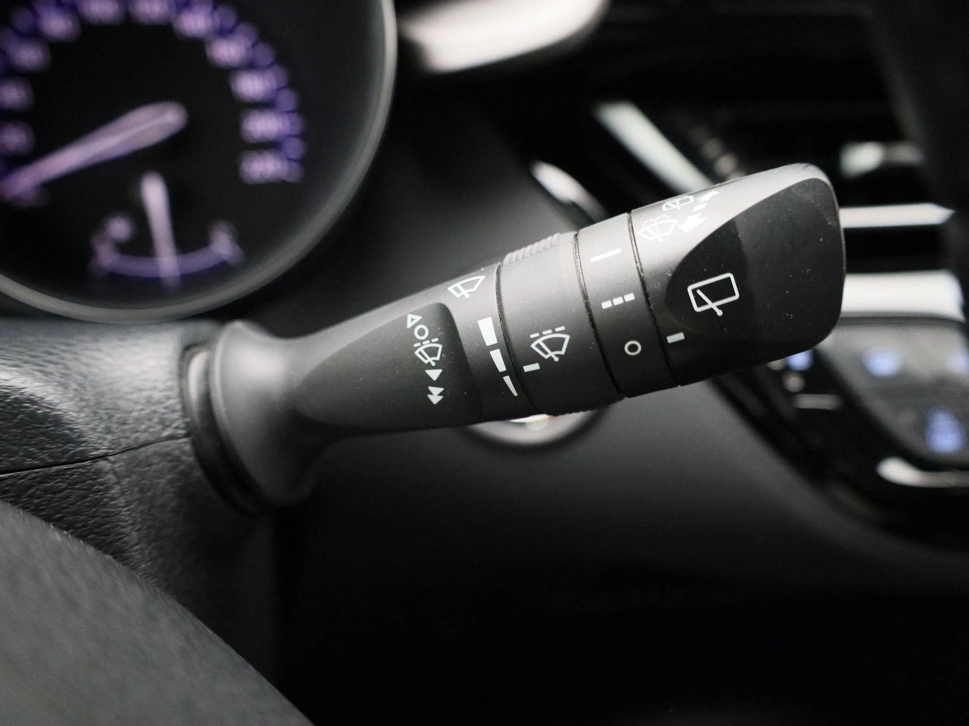 Toyota-C-HR-image-21