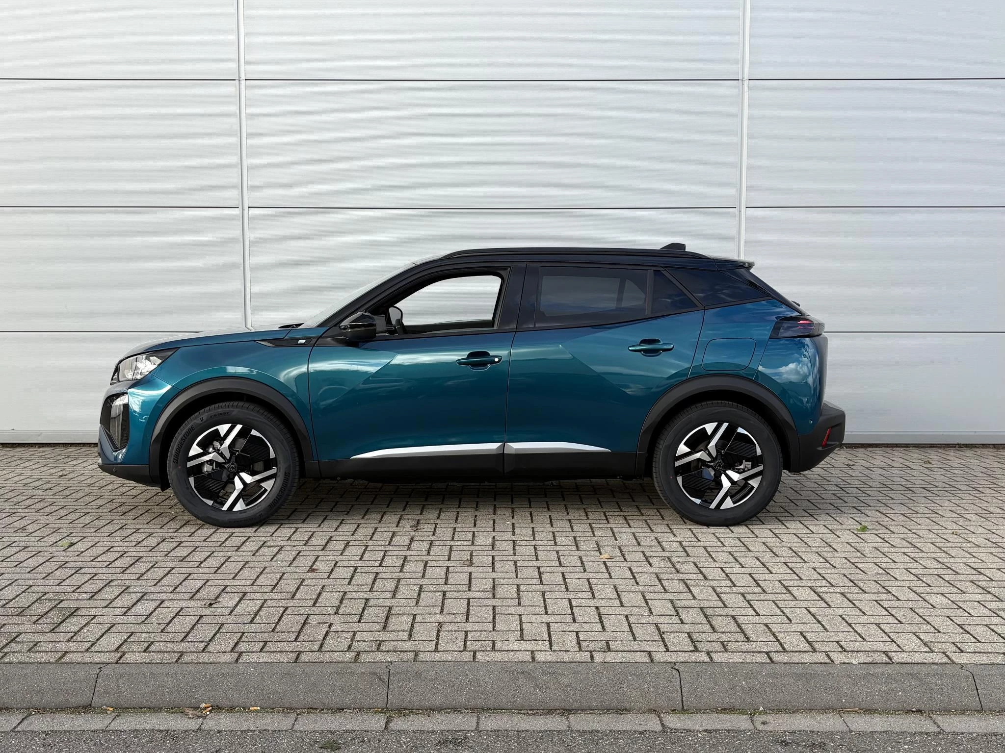 Peugeot-e-2008-image-2