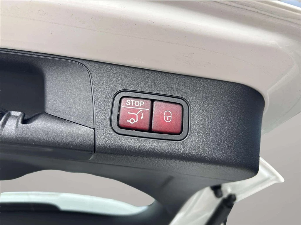 Mercedes-Benz-EQB-image-21