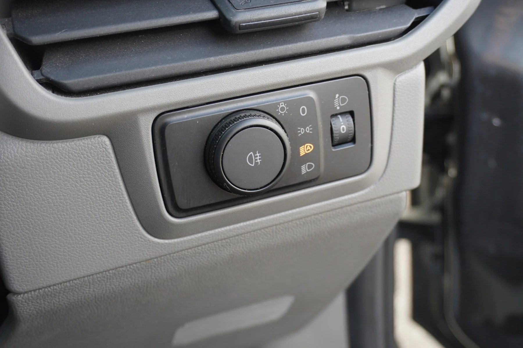 Volkswagen-Transporter-image-44