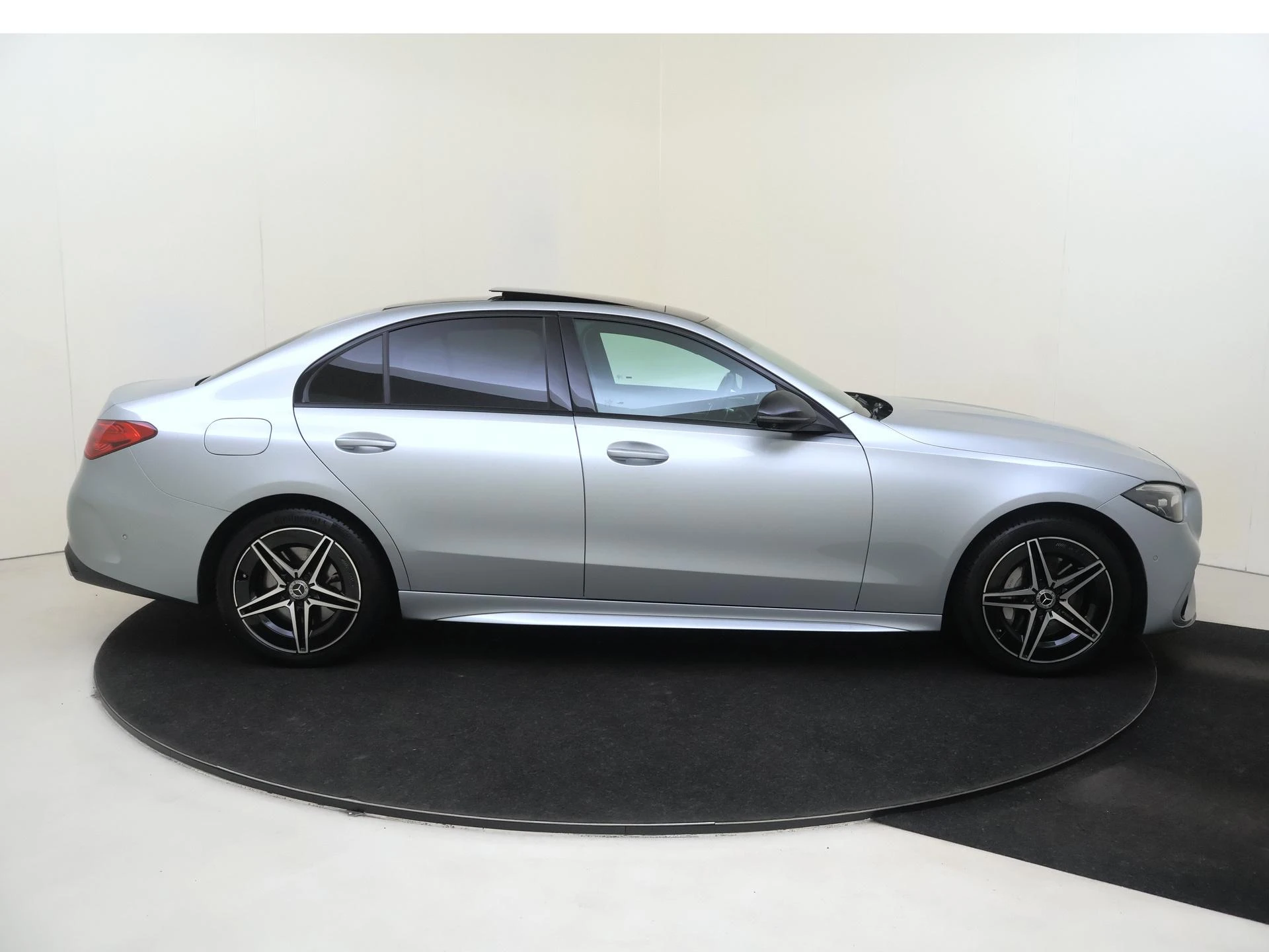 Mercedes-Benz-C-Klasse-image-8