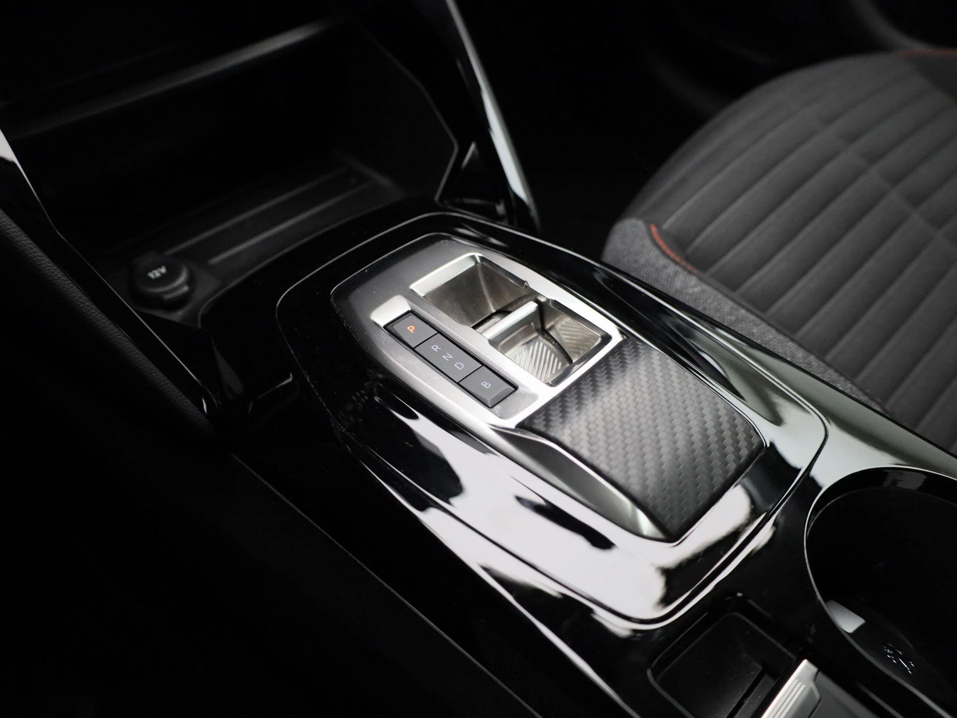 Peugeot-e-208-image-15