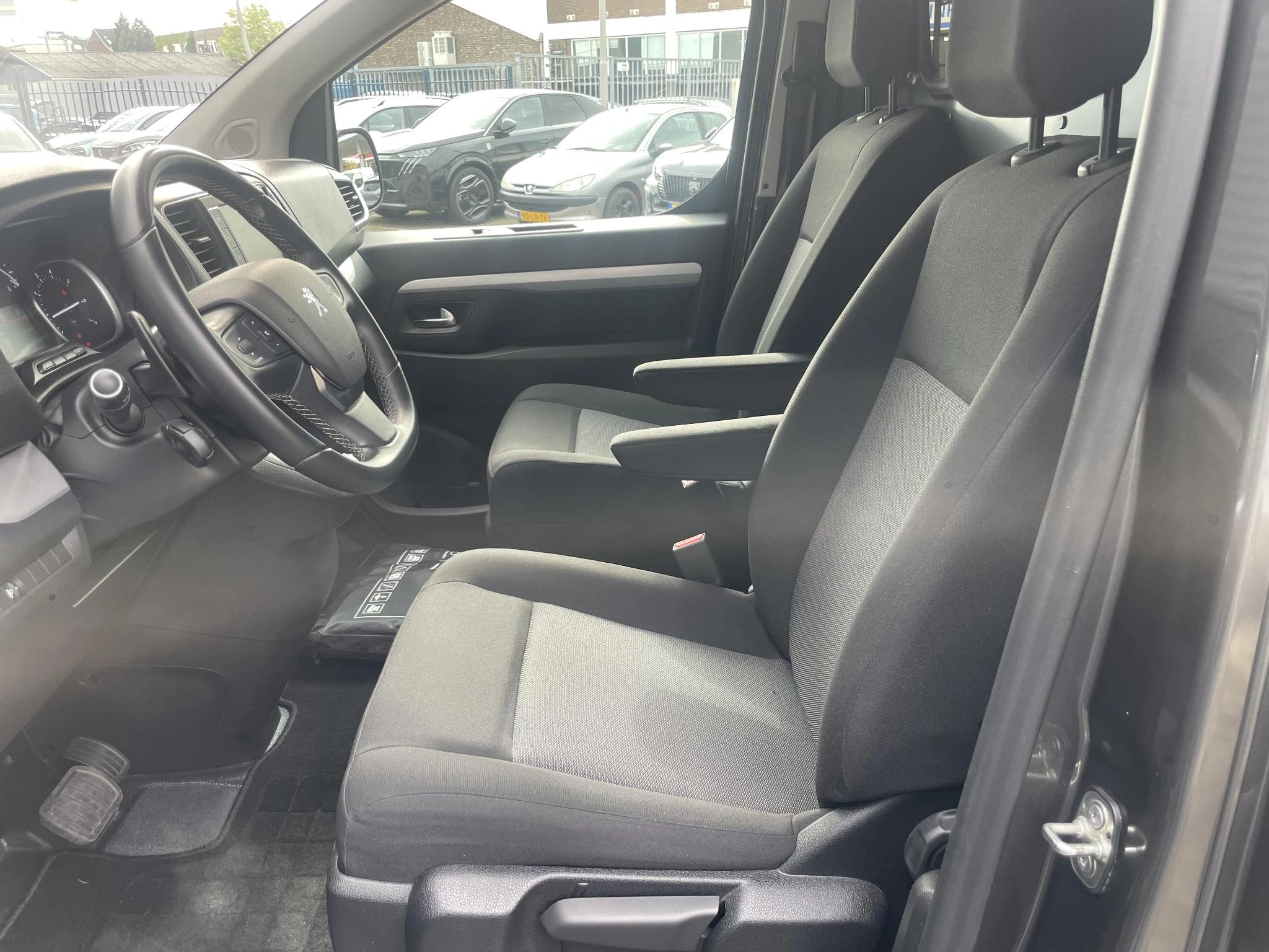 Peugeot-Expert-image-14