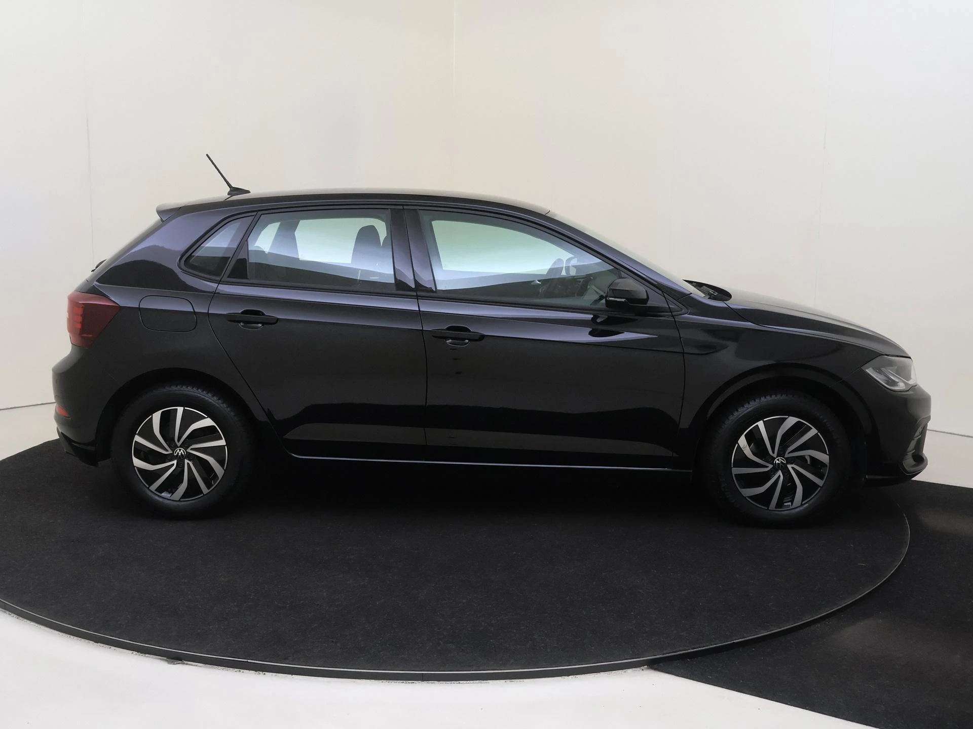 Volkswagen-Polo-image-8