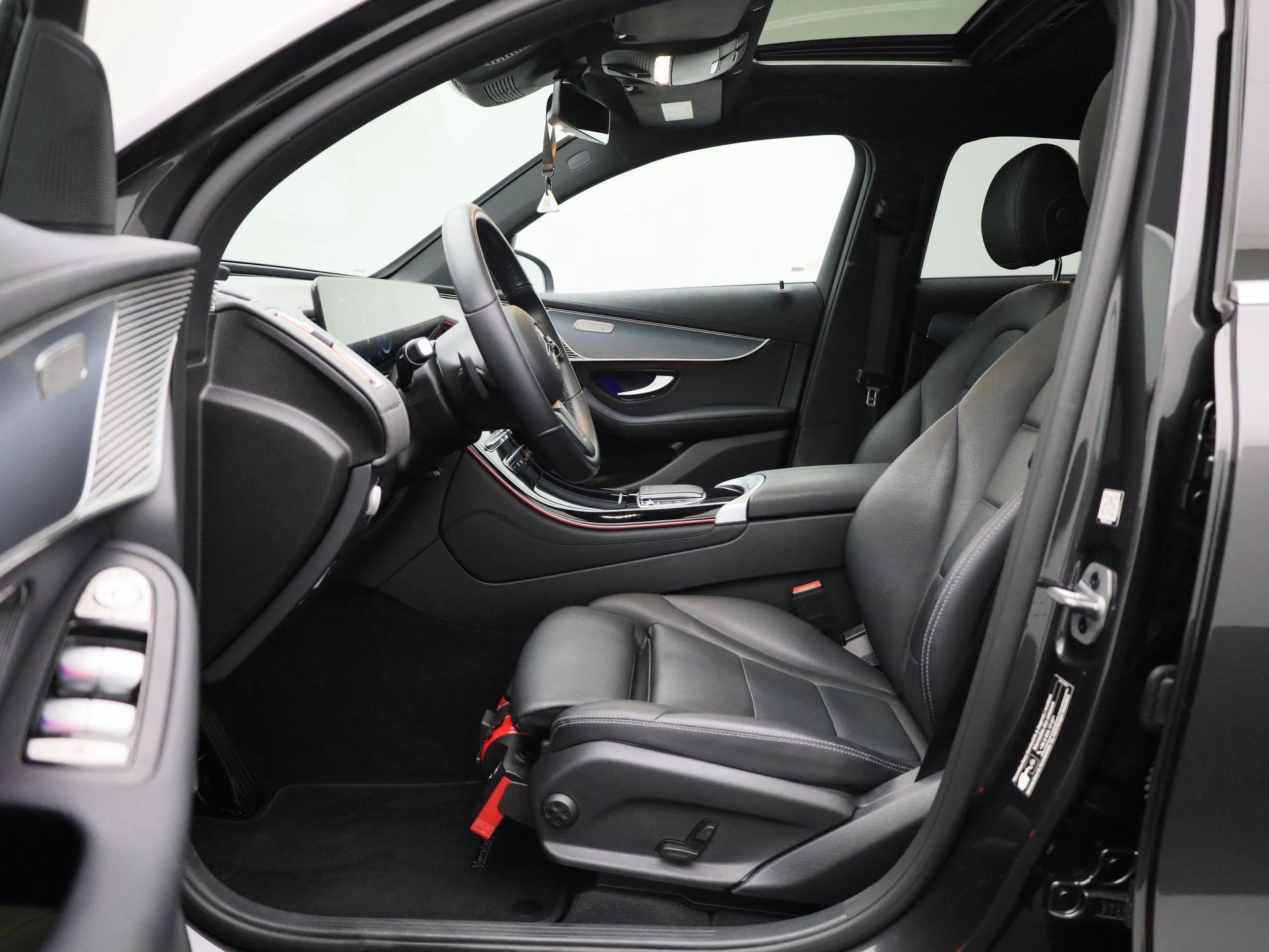 Mercedes-Benz-EQC-image-12