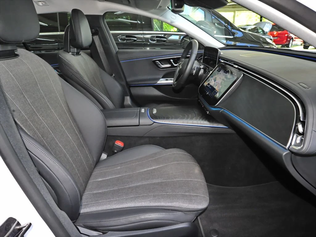 Mercedes-Benz-E-Klasse 300-image-12