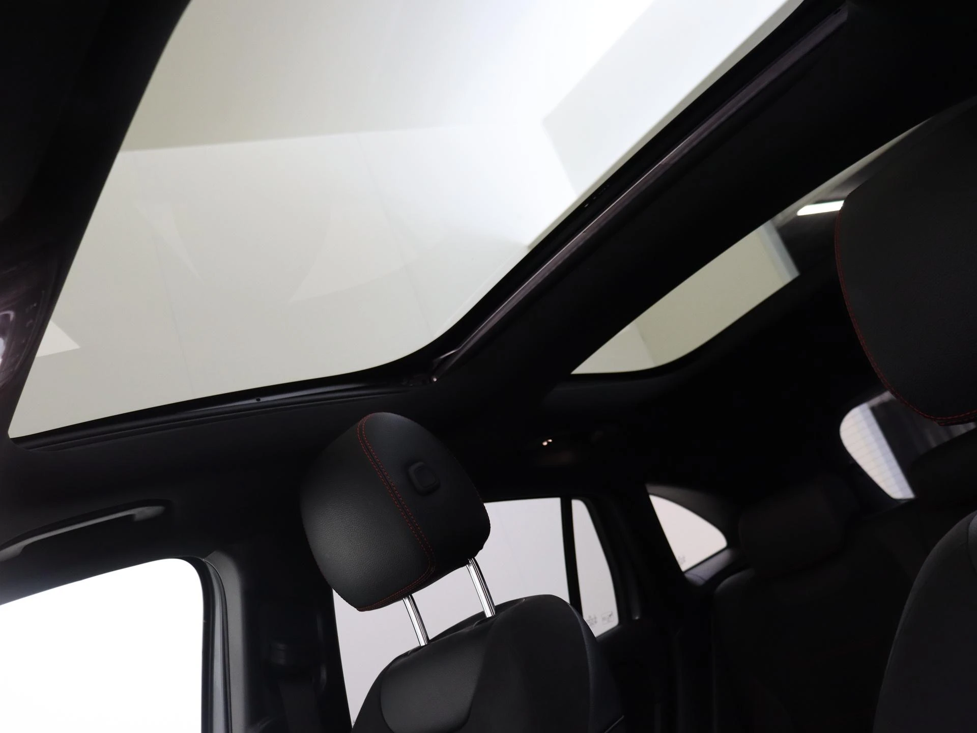 Mercedes-Benz-GLA-image-27
