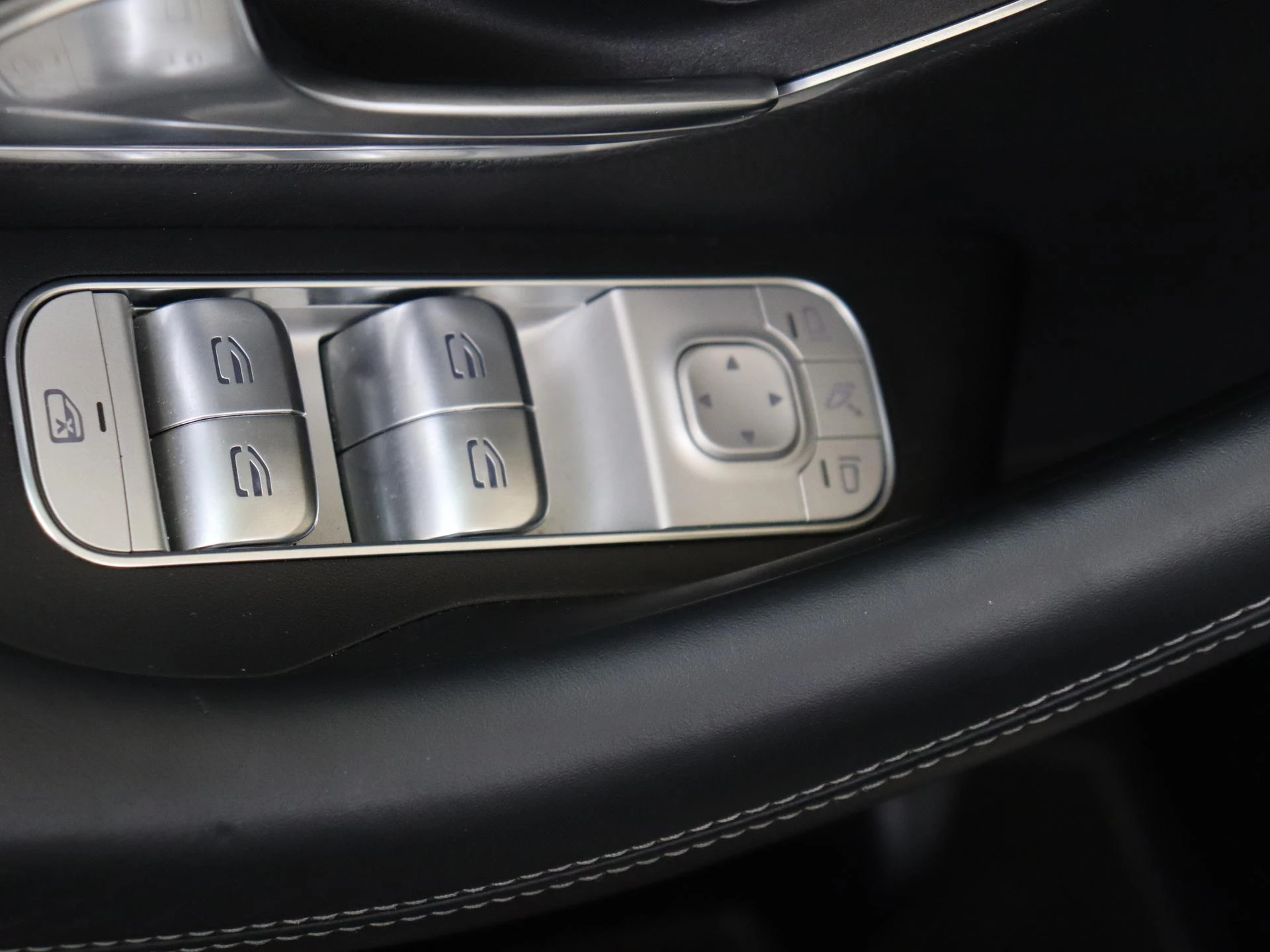 Mercedes-Benz-GLE-image-33