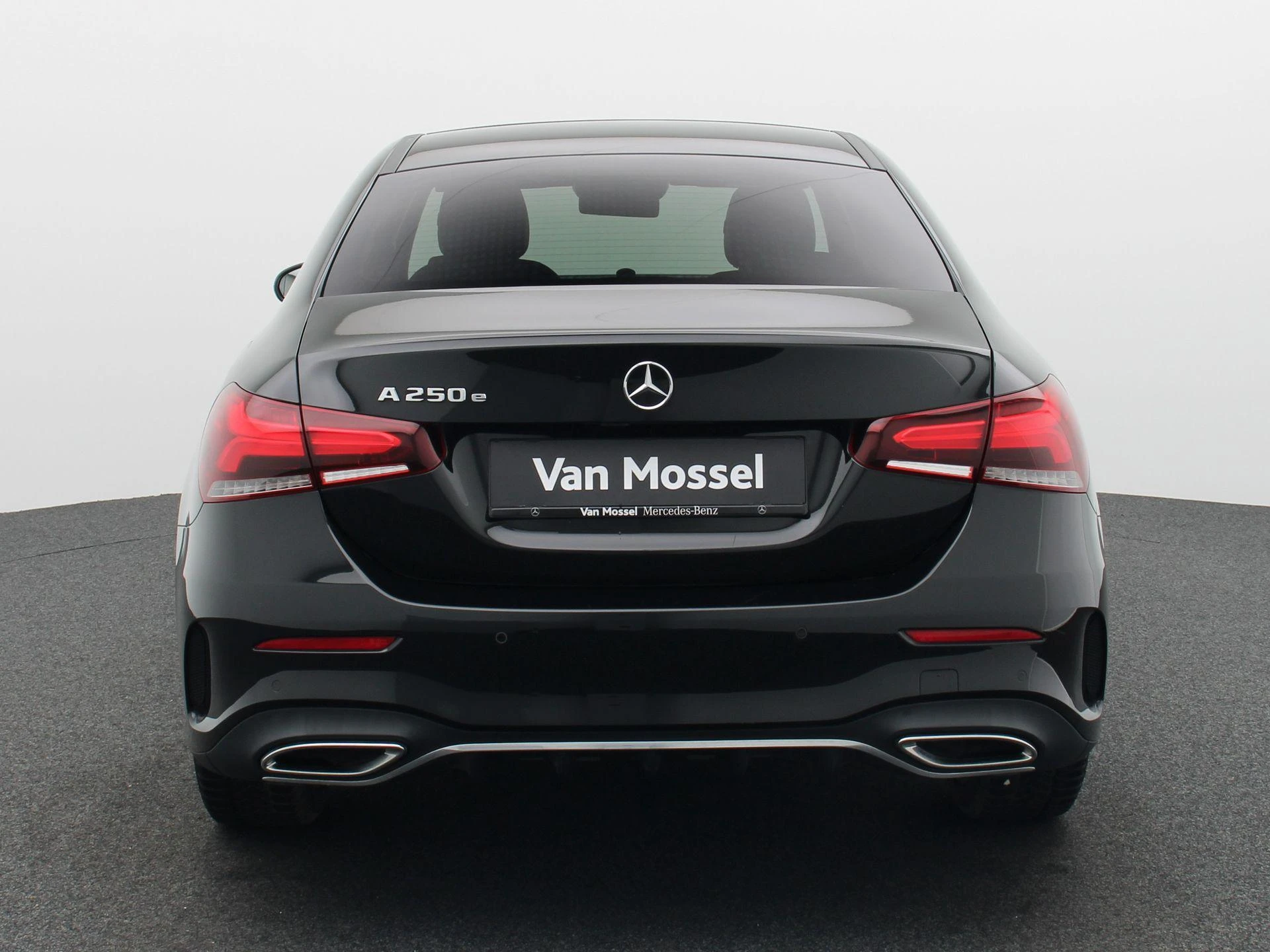 Mercedes-Benz A-Klasse 250 e Sedan AMG Line + PANO DAK + MULTIBEAM LED + CARPLAY +