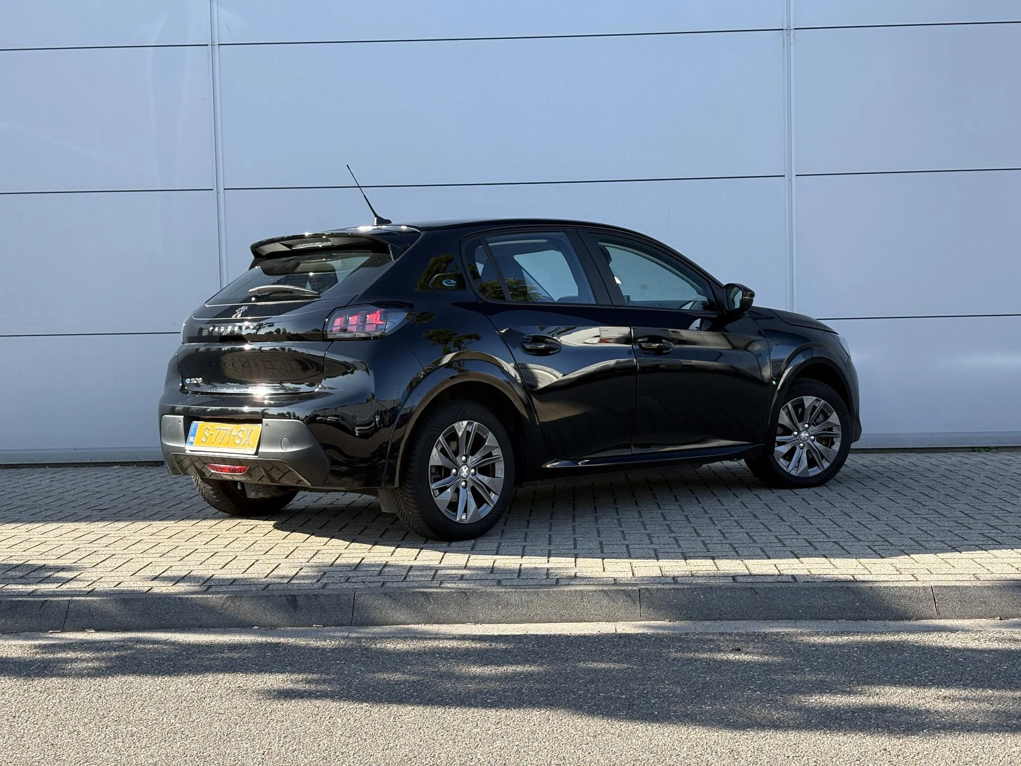 Peugeot-e-208-image-5