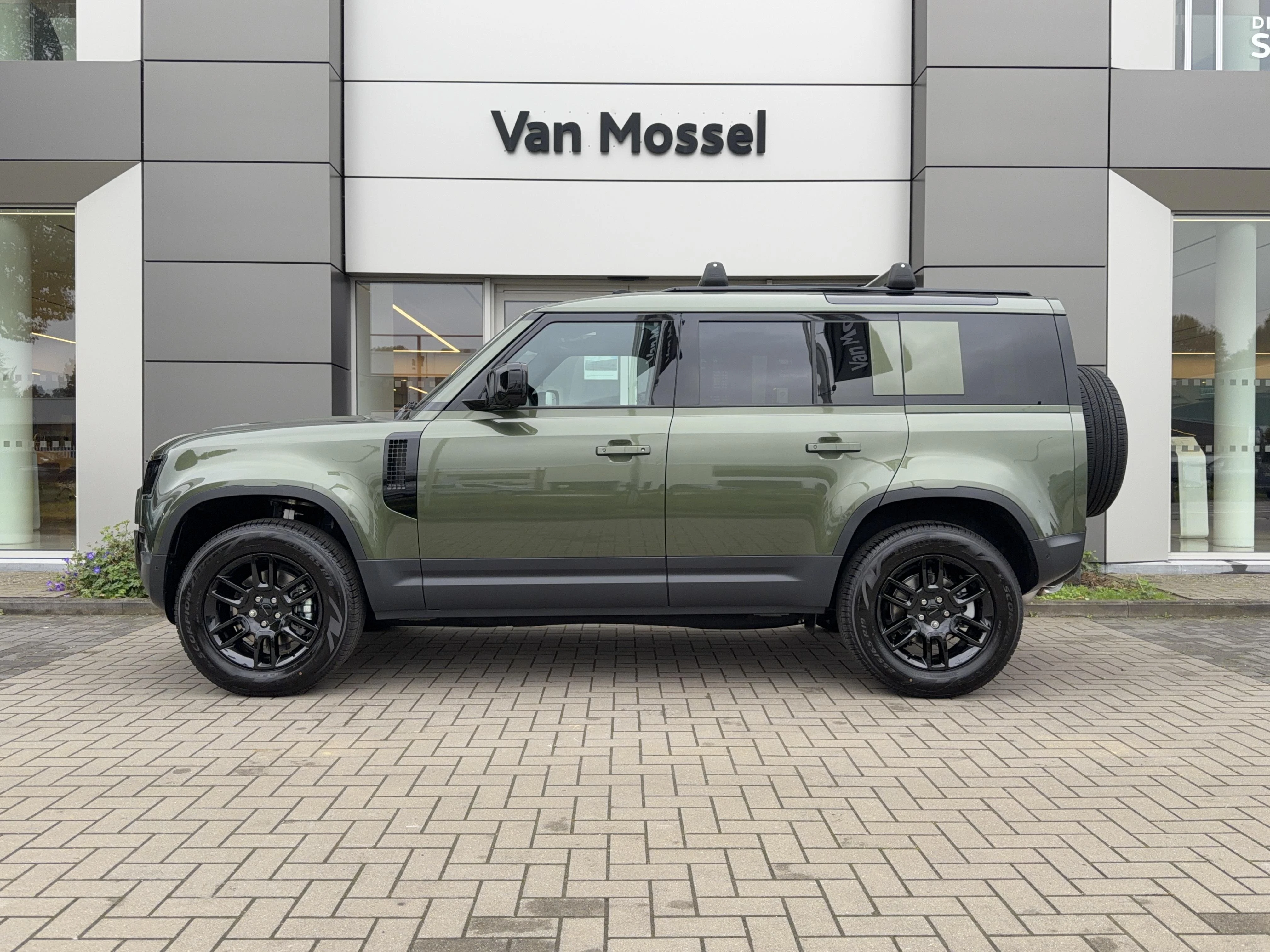 Land Rover-Defender-image-3