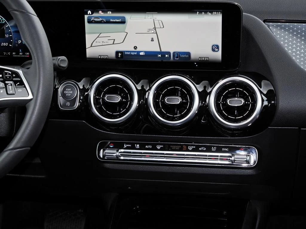 Mercedes-Benz-GLA 200 d-image-11