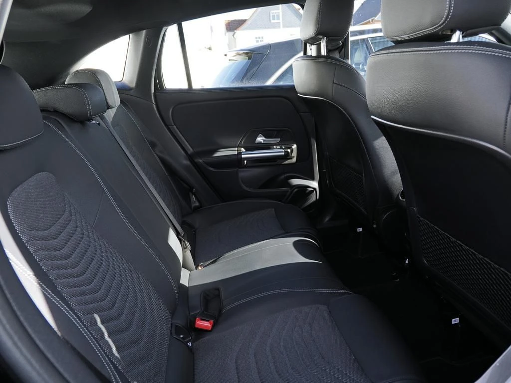 Mercedes-Benz-GLA 200 d-image-12