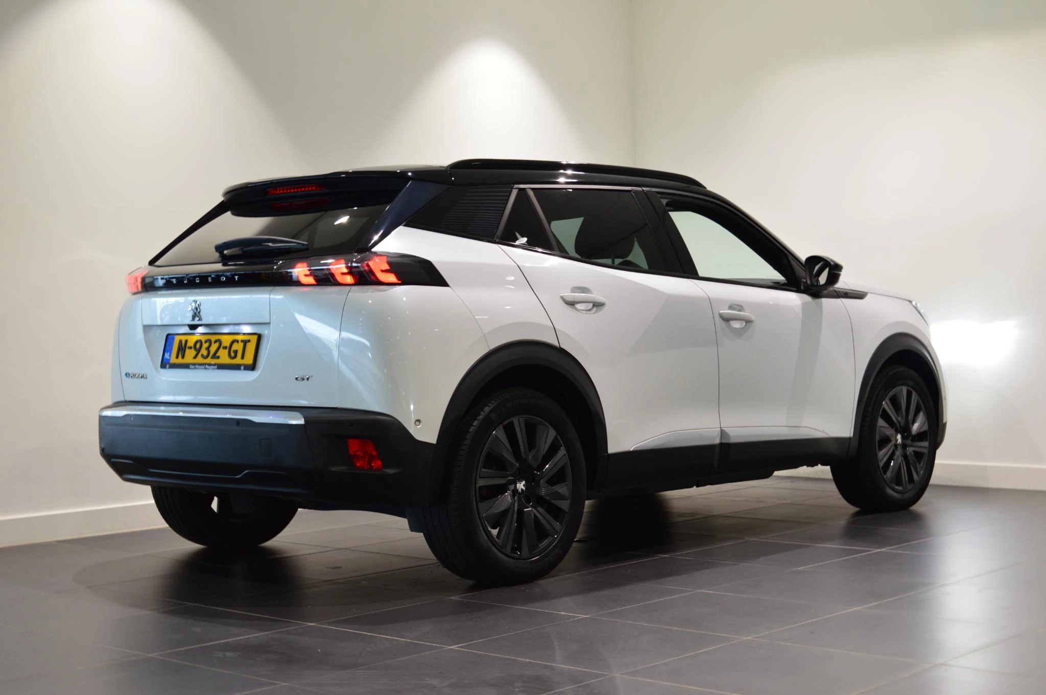 Peugeot-e-2008-image-4