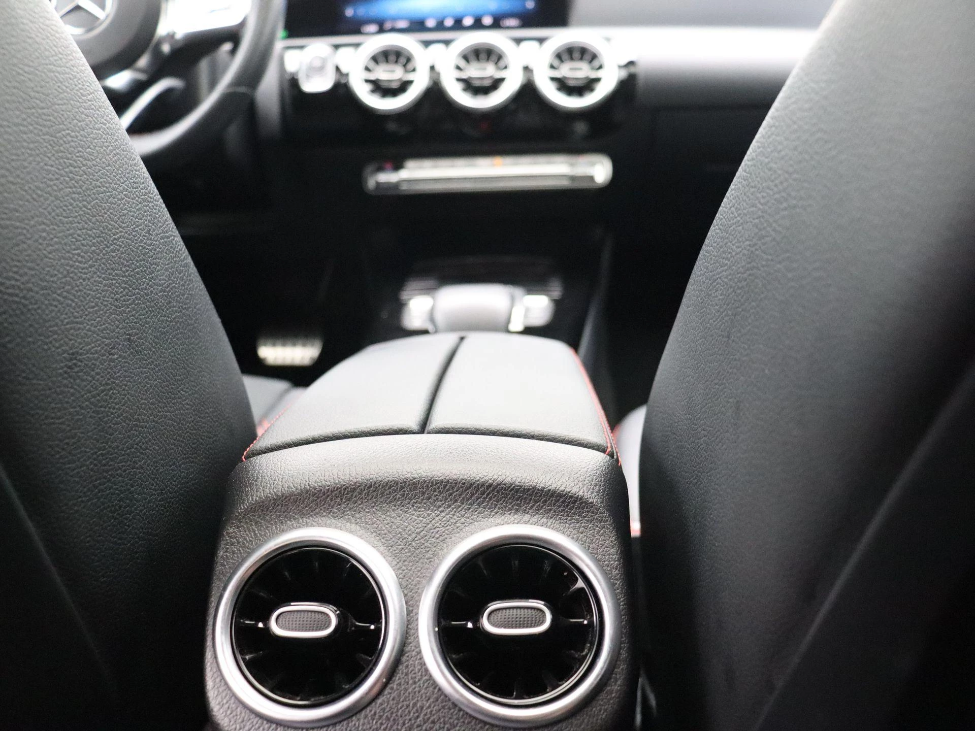 Mercedes-Benz CLA 200 AMG Line + PANO DAK + MULTIBEAM LED + CARPLAY +