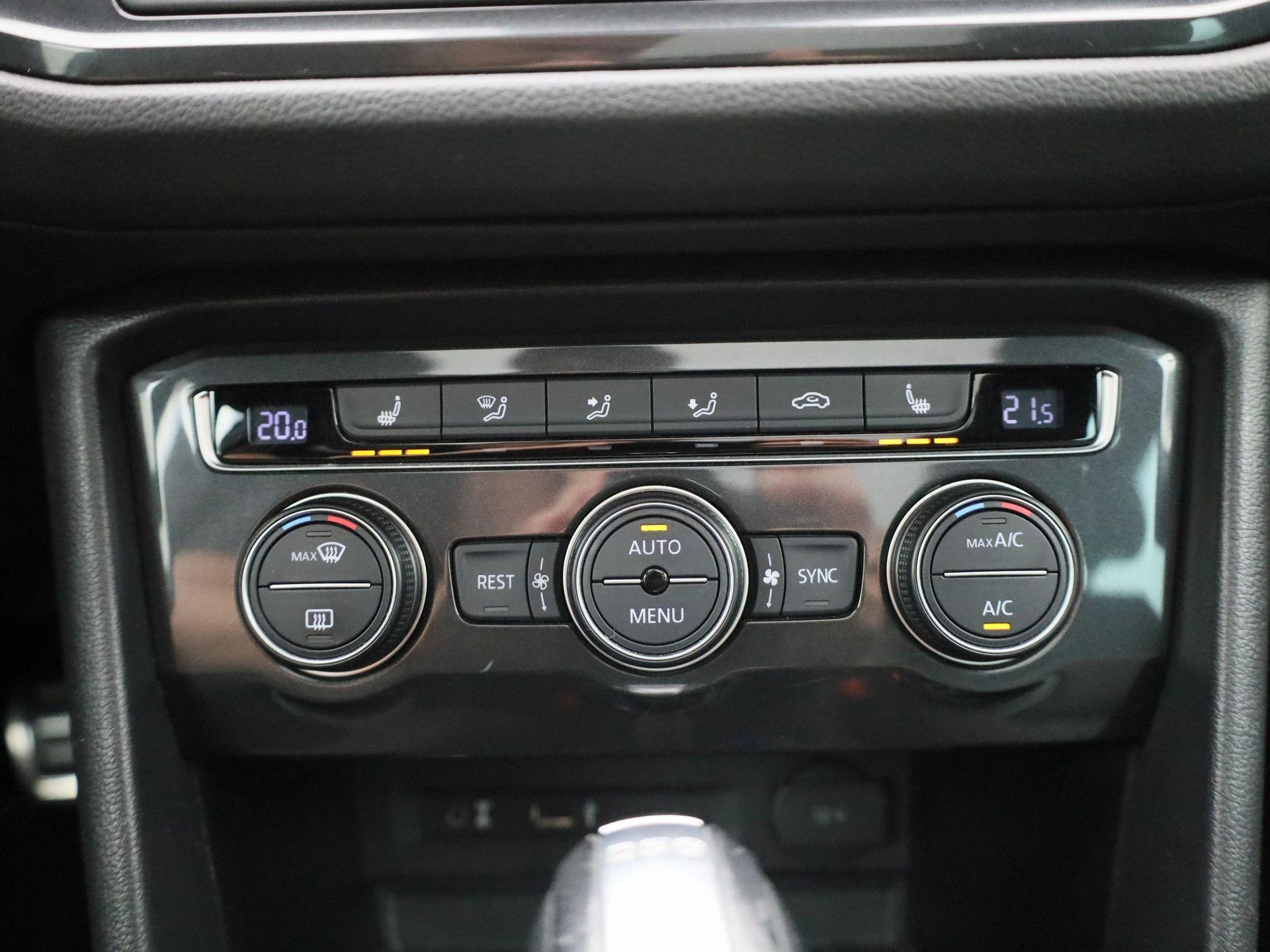 Volkswagen-Tiguan-image-17