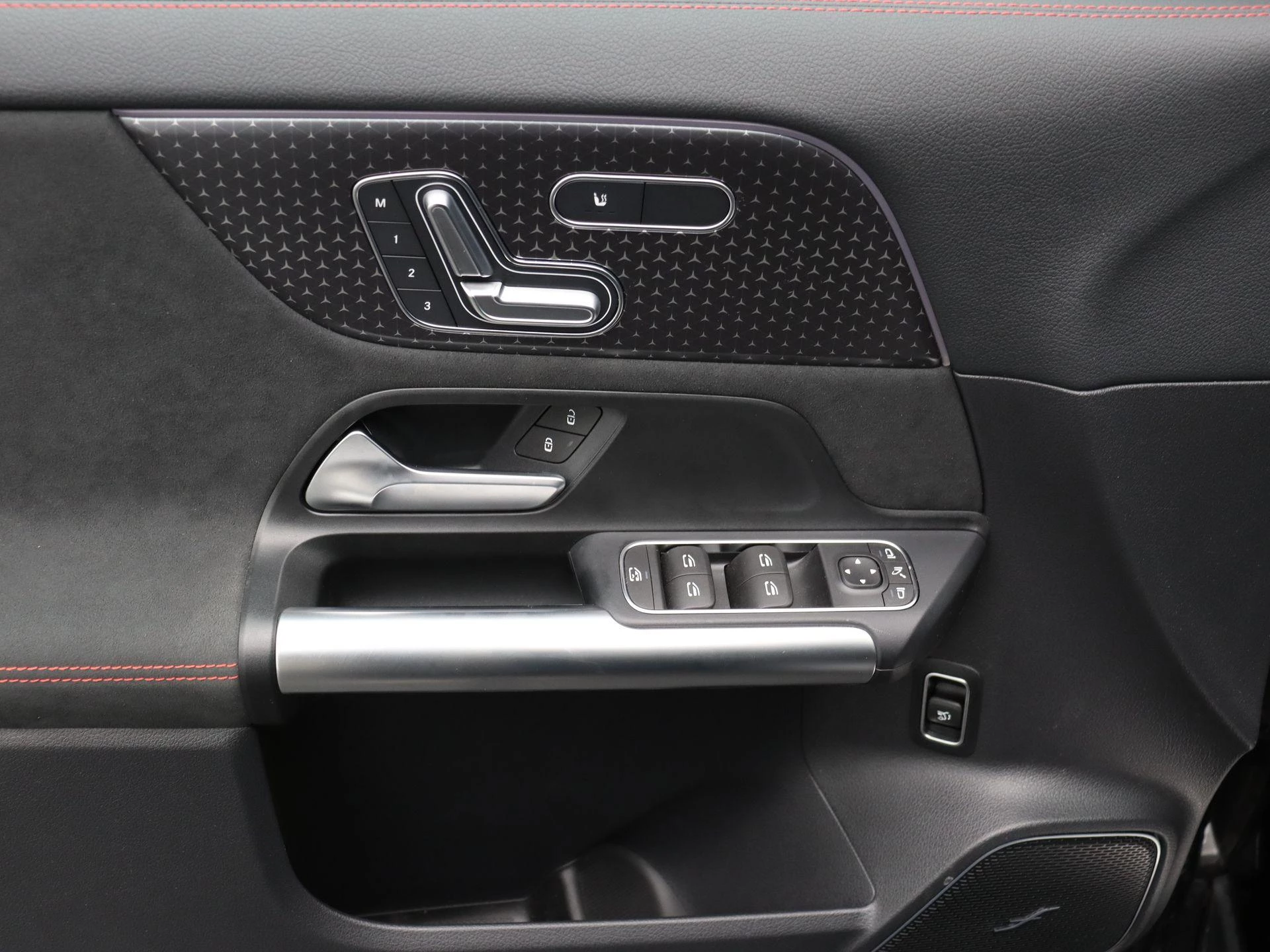 Mercedes-Benz EQA 250+ STAR EDITION + AMG + PANO DAK + BURMESTER + TREKHAAK + HEAD UP