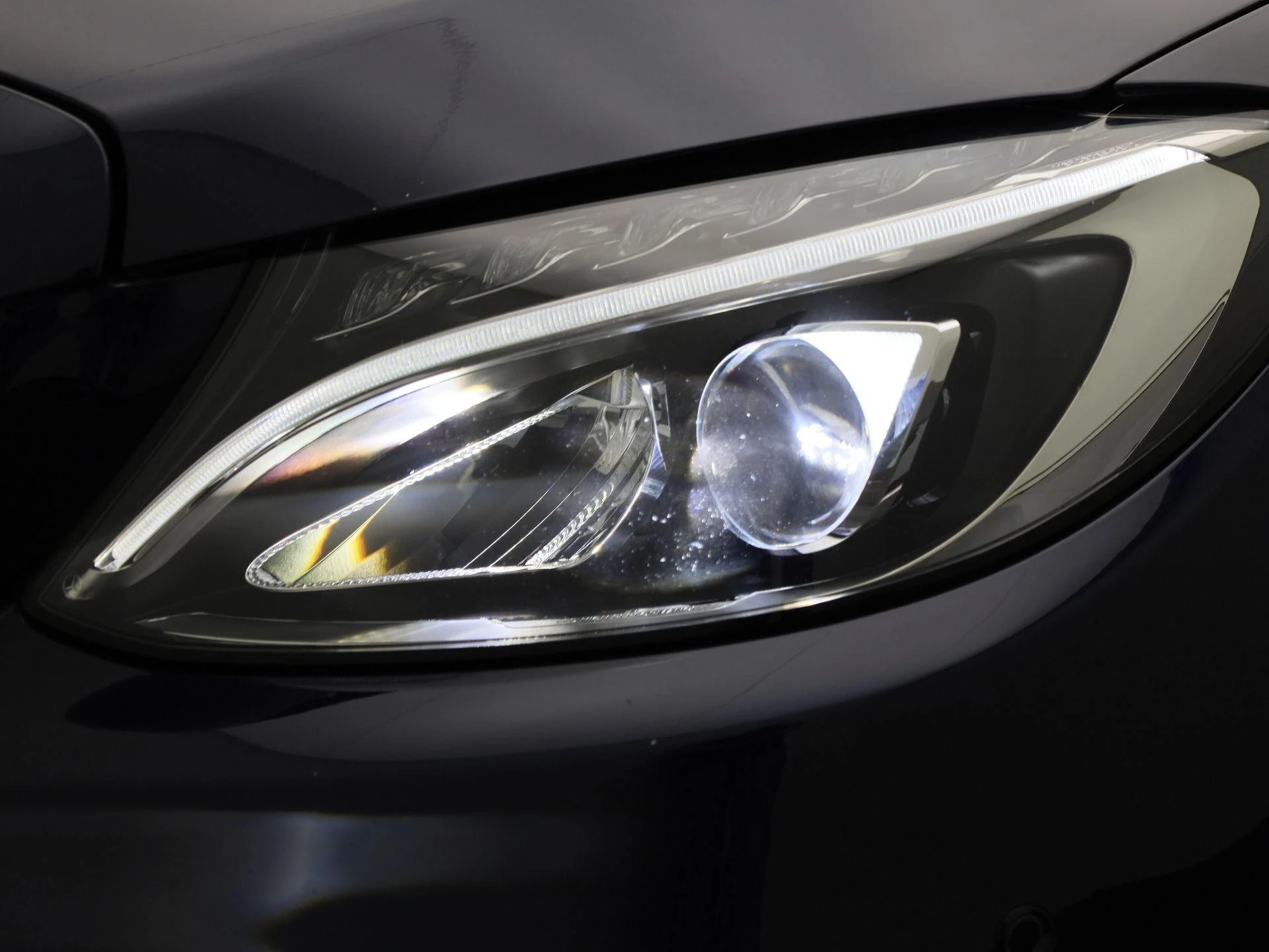Mercedes-Benz-C-Klasse-image-14