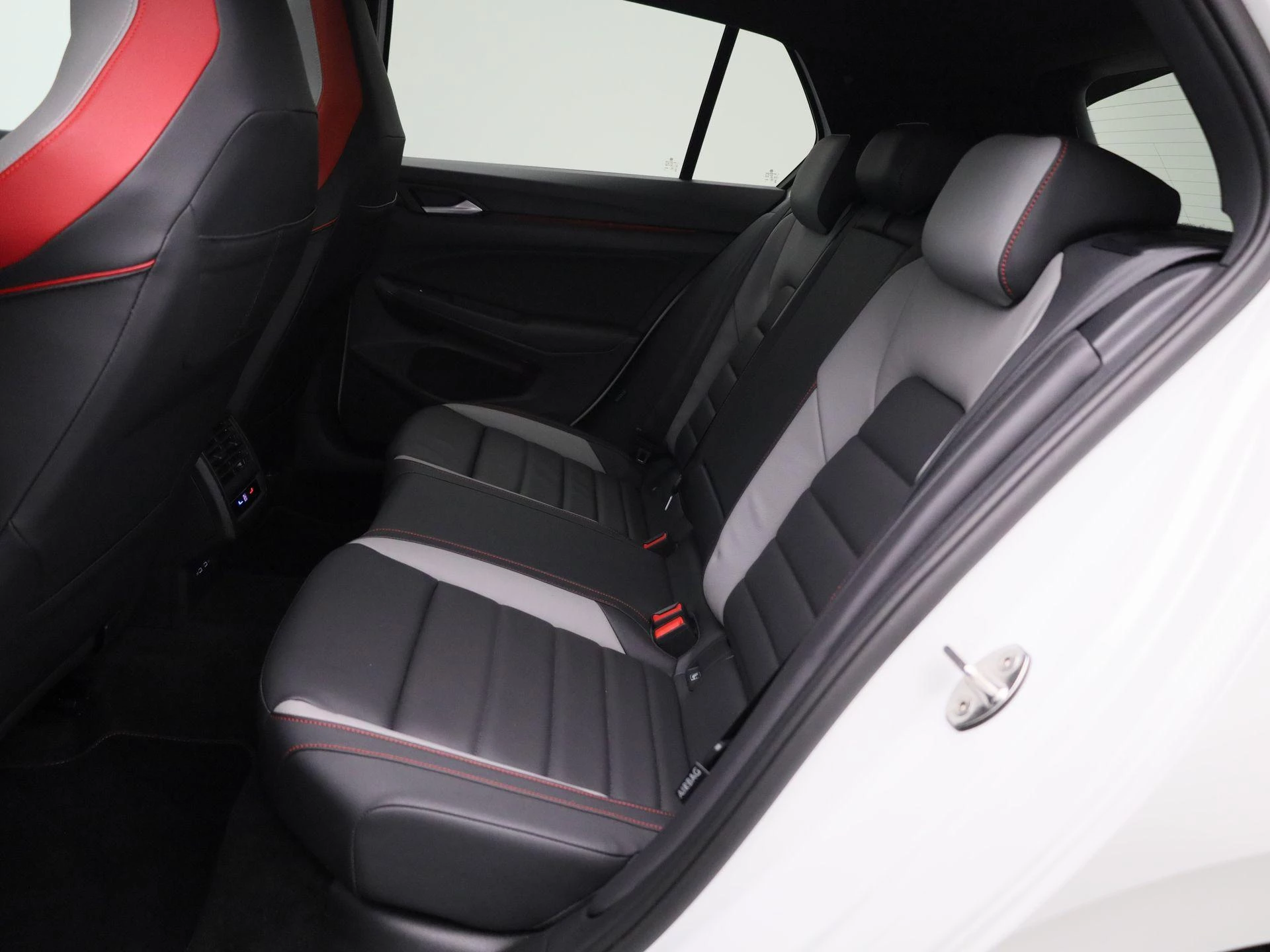 Volkswagen-Golf-image-8