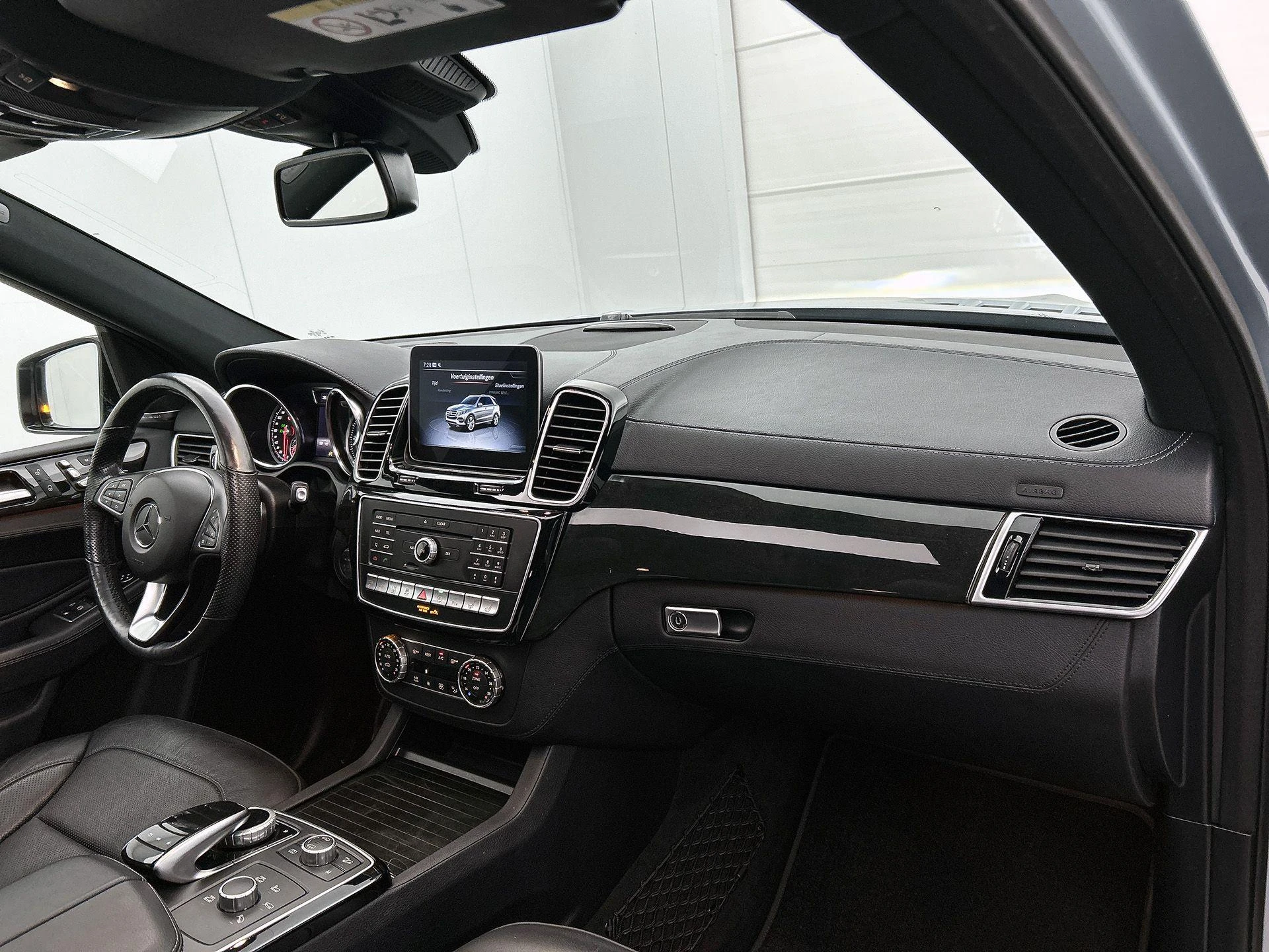 Mercedes-Benz-GLE-image-24