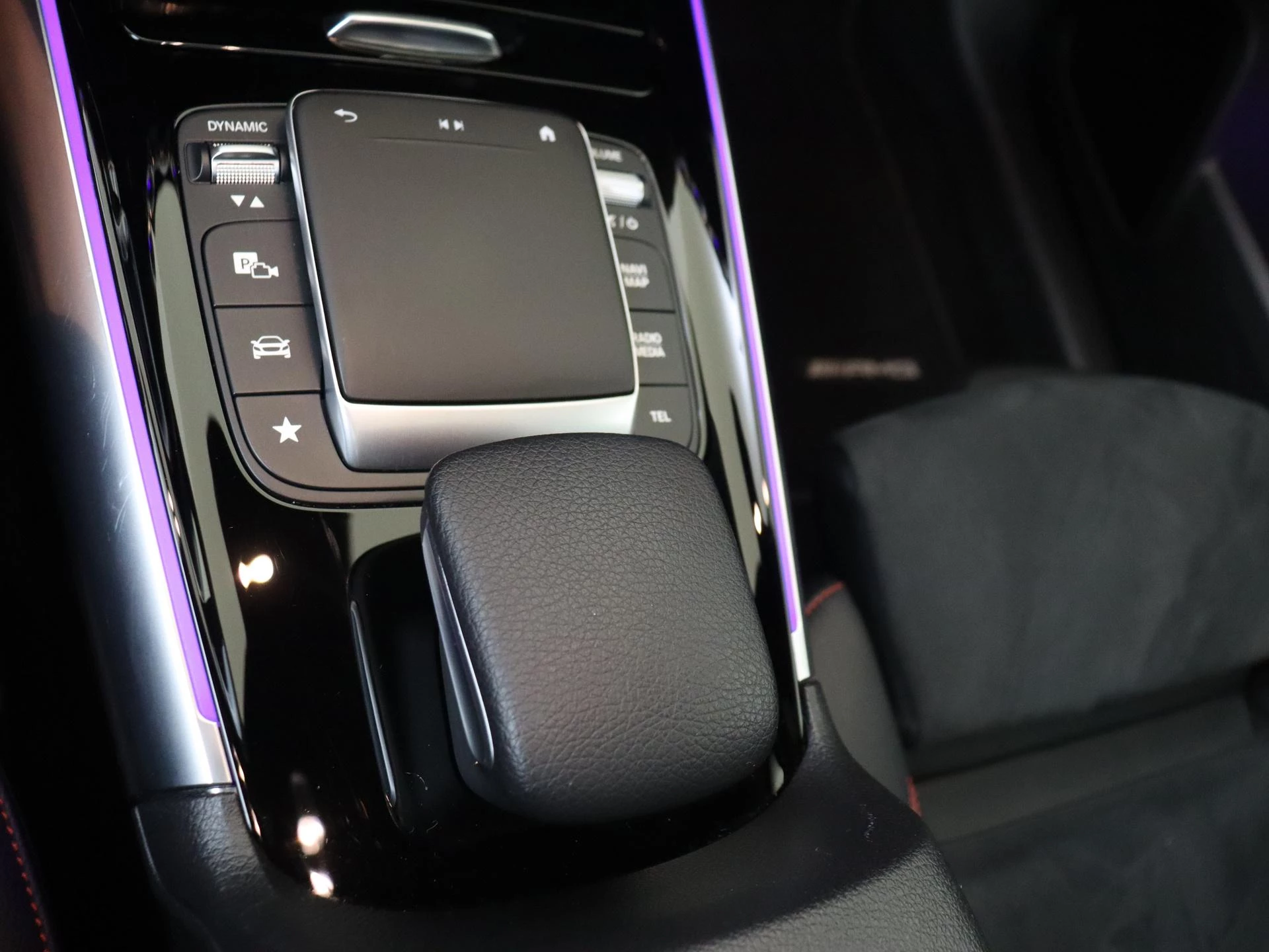 Mercedes-Benz-GLA-image-21