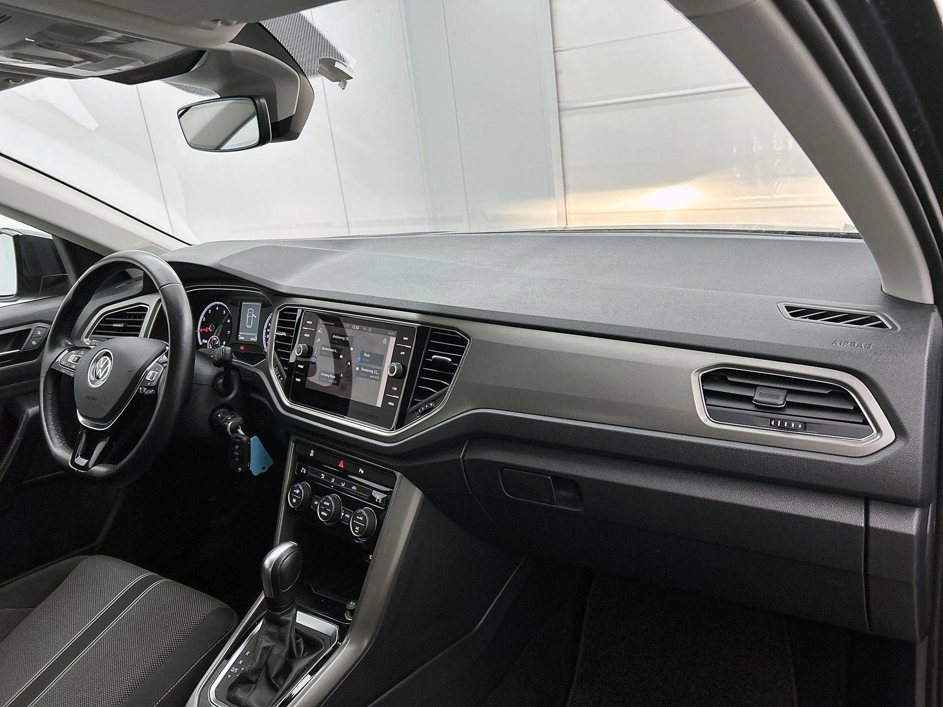 Volkswagen-T-Roc-image-18