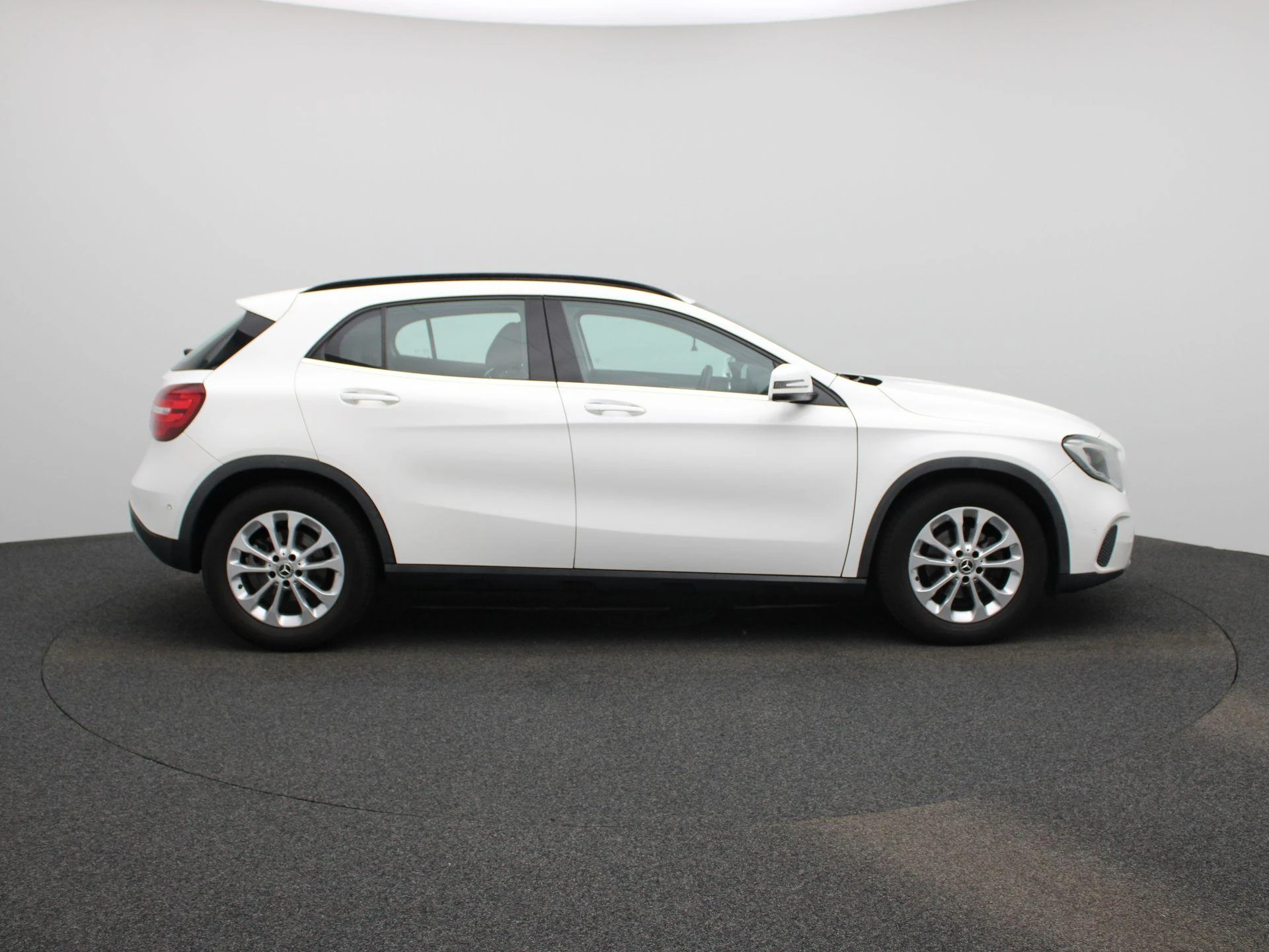 Mercedes-Benz GLA 180 Business Solution Limited
