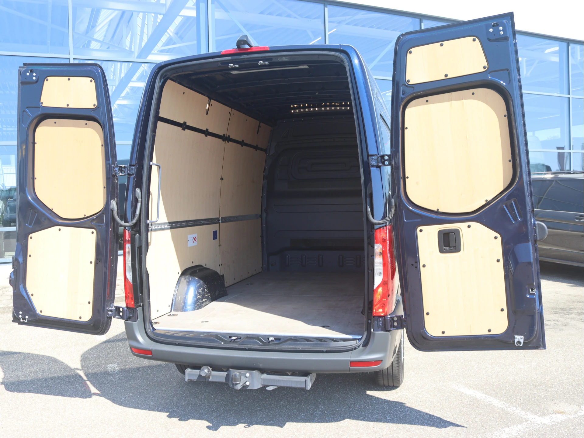 Mercedes-Benz-Sprinter-image-2