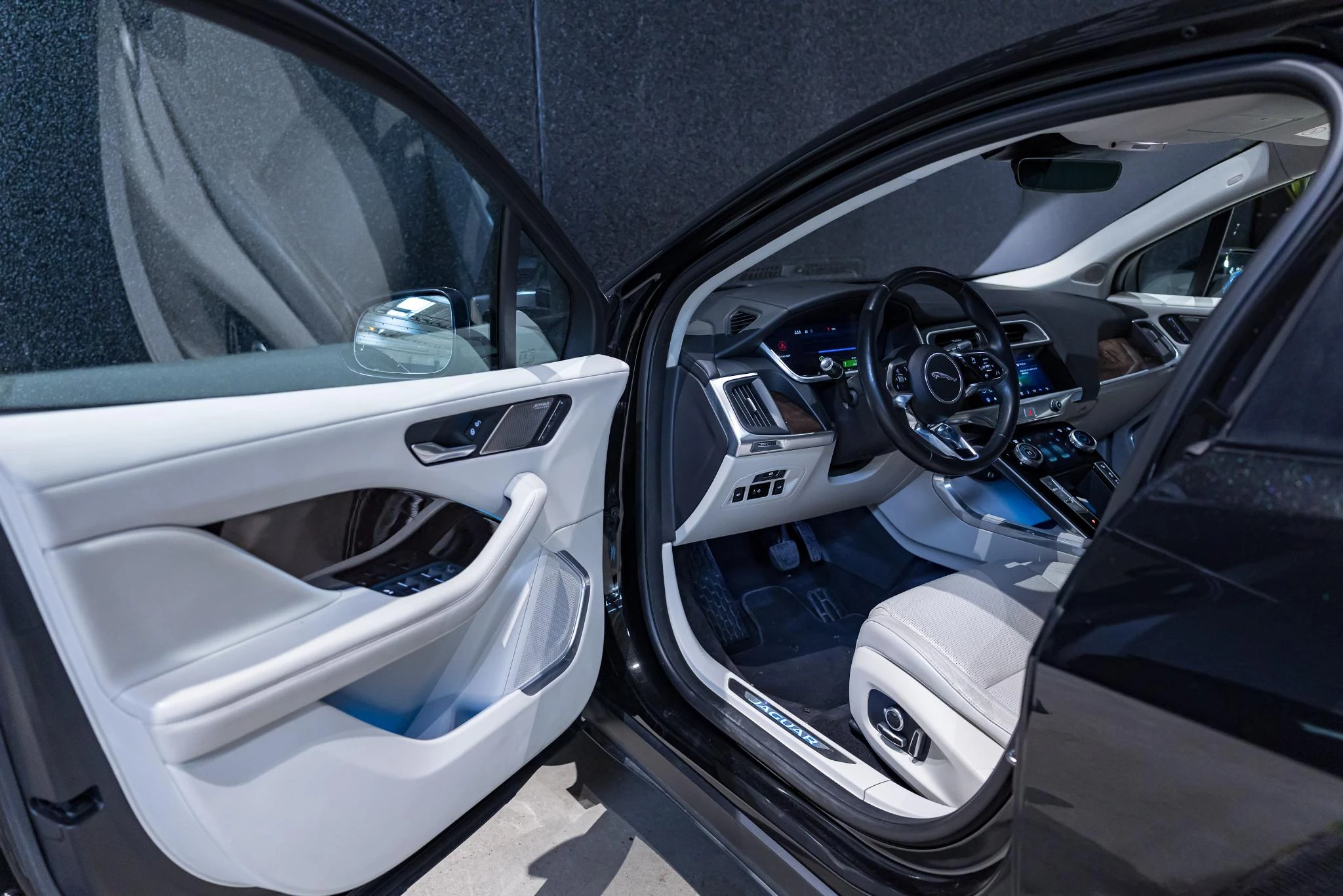 Jaguar-I-PACE-image-21