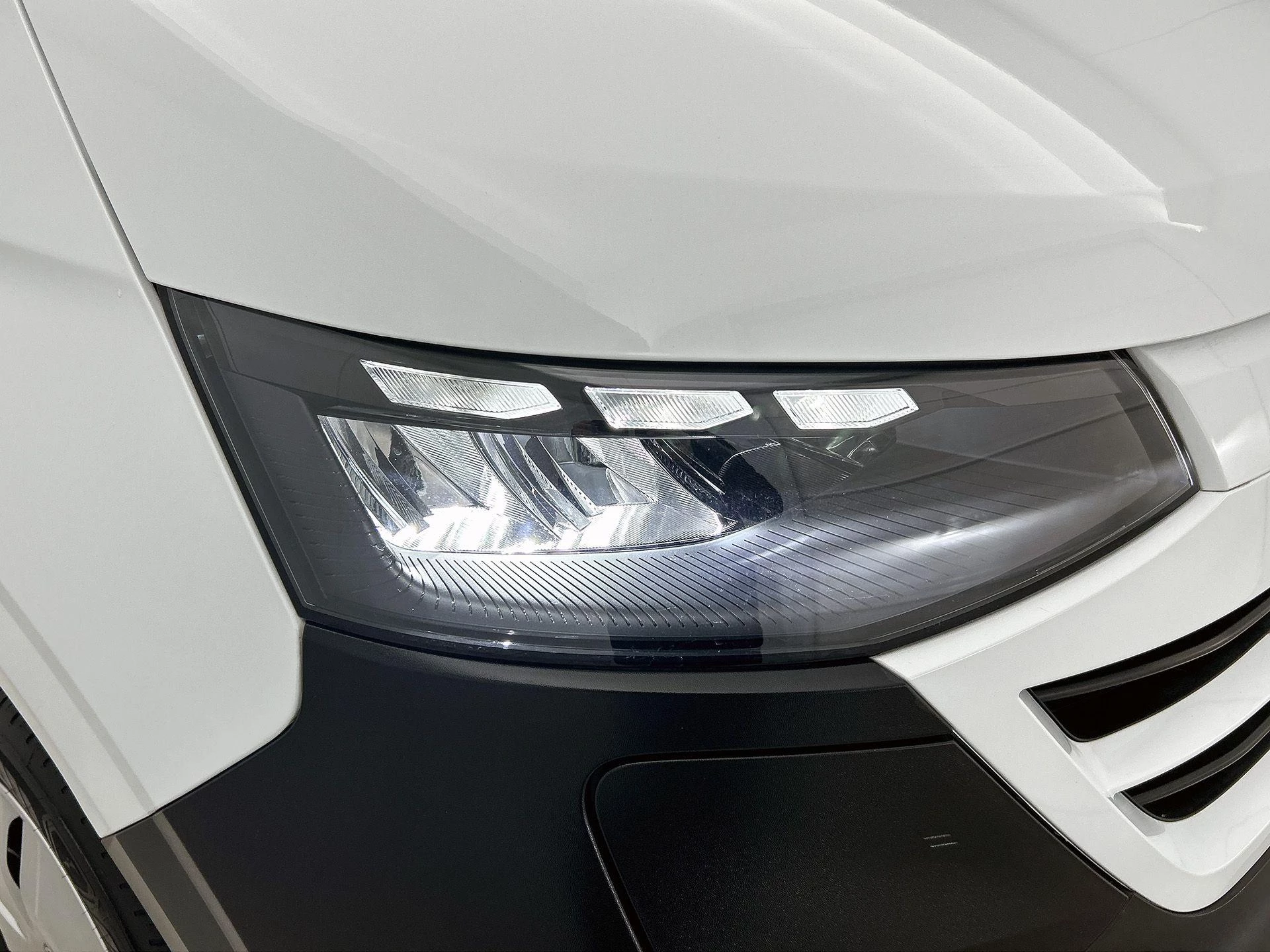 Volkswagen-e-Transporter-image-35