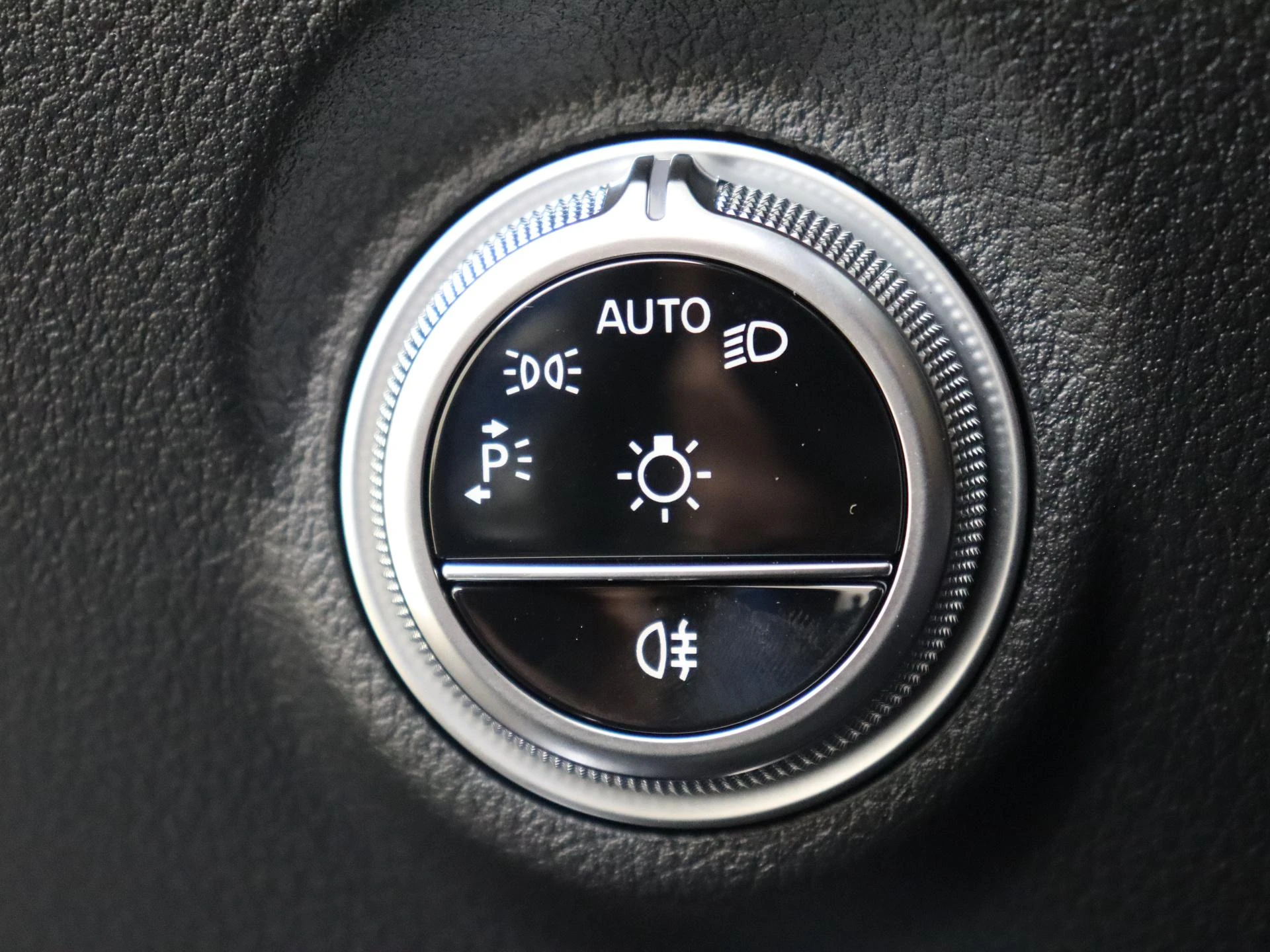 Mercedes-Benz-C-Klasse-image-23