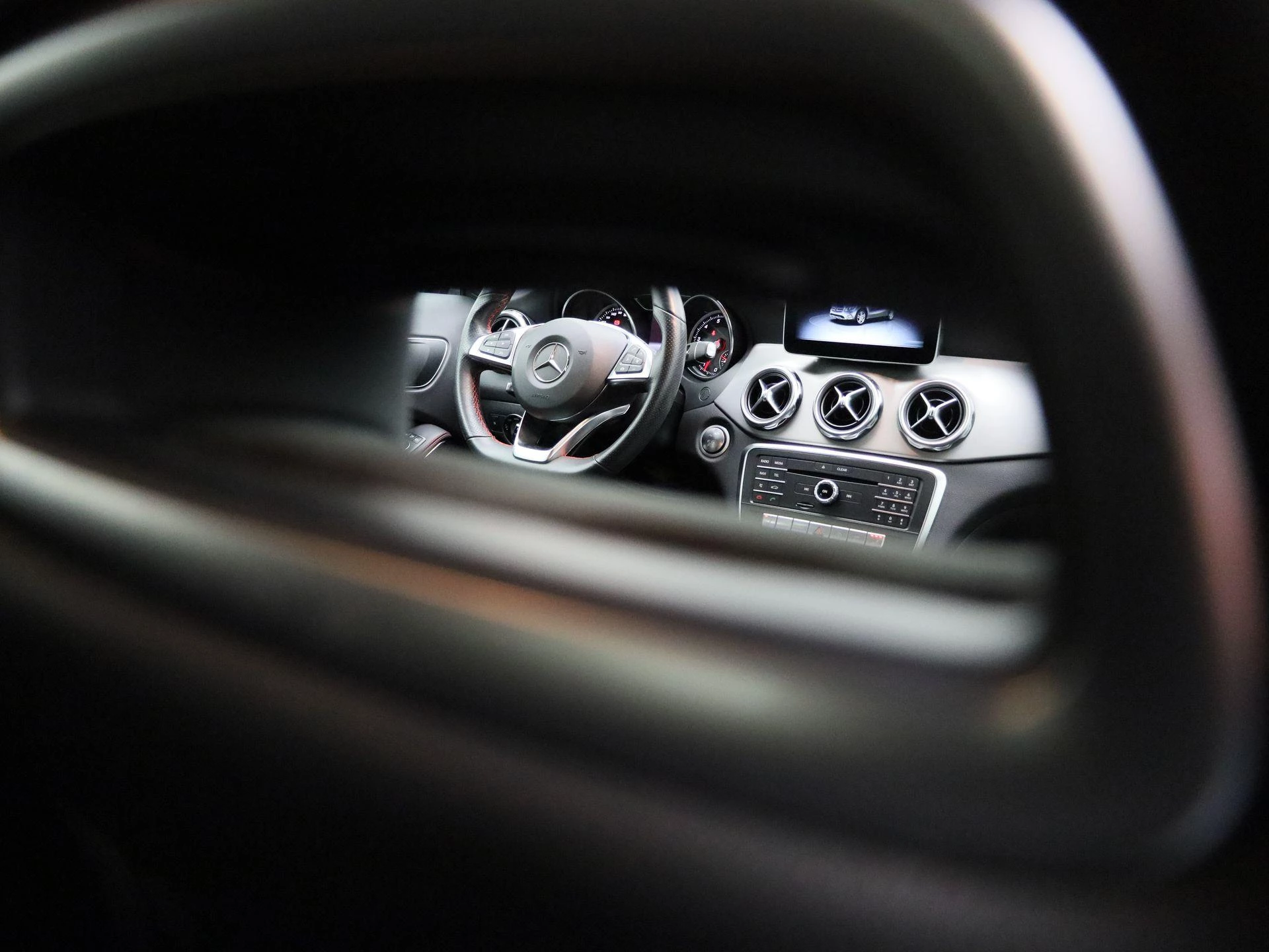 Mercedes-Benz-GLA-image-41