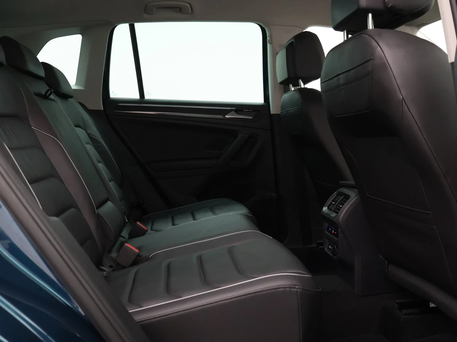 Volkswagen Tiguan eHybrid (PHEV) Tiguan Life Business 1.4TSI eHybrid PHEV 204PK *AUTOMAAT*TREKHAAK*LEDER*CAMERA*PDC*ACC*VIRTUAL COCKP