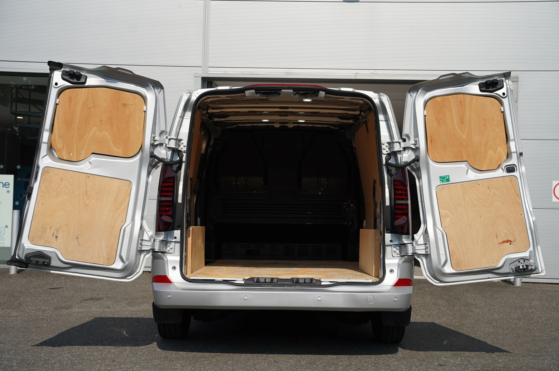 Volkswagen-Transporter-image-35