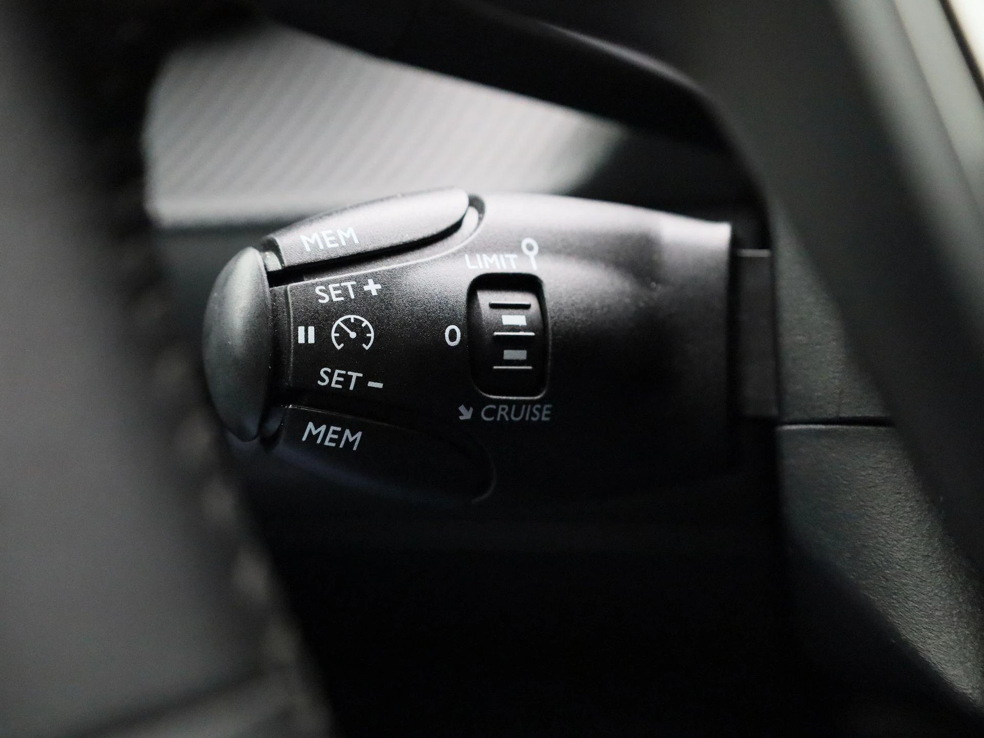Peugeot-e-208-image-25
